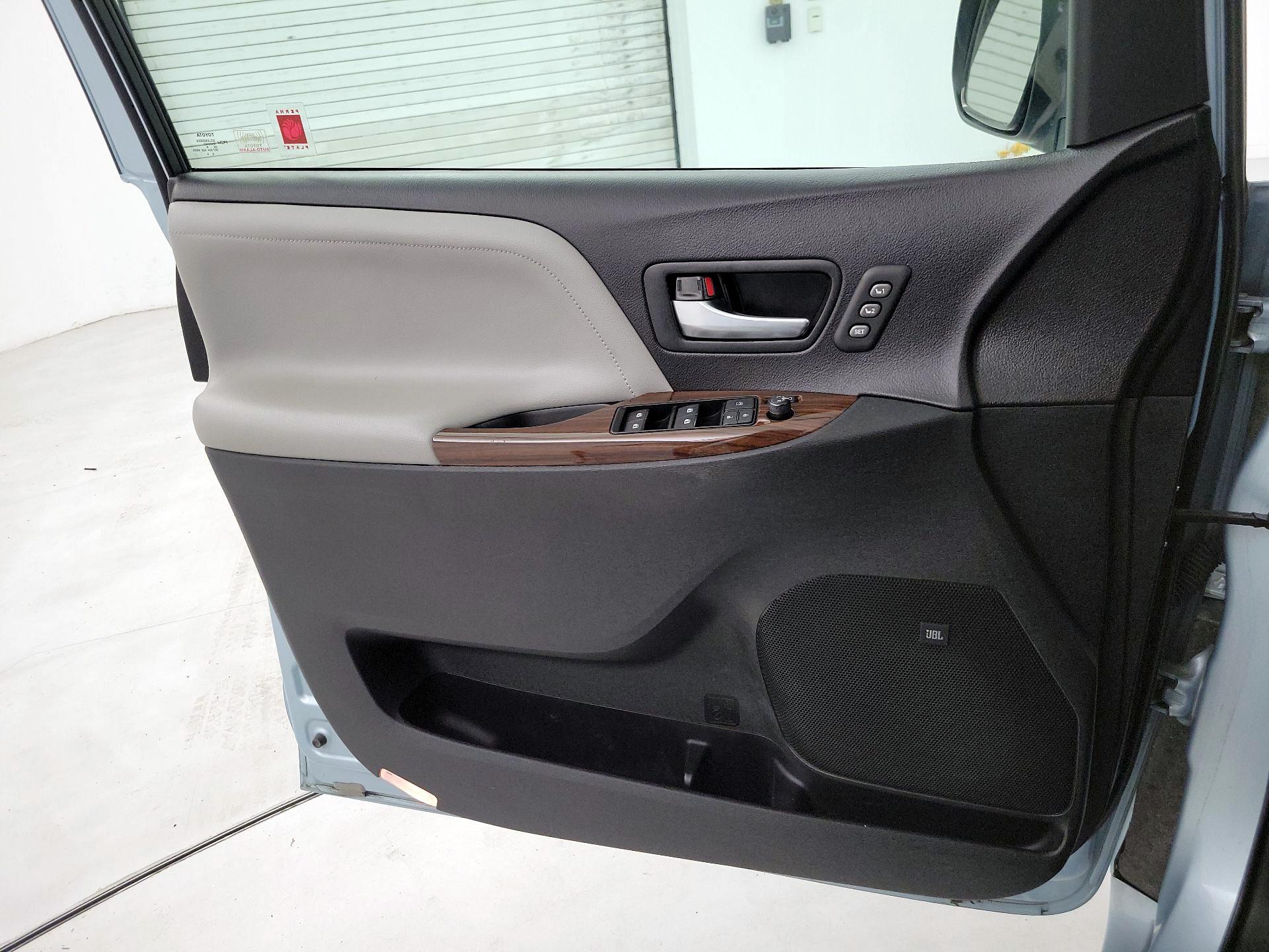 Thumbnail: 2016 Toyota Sienna - 12