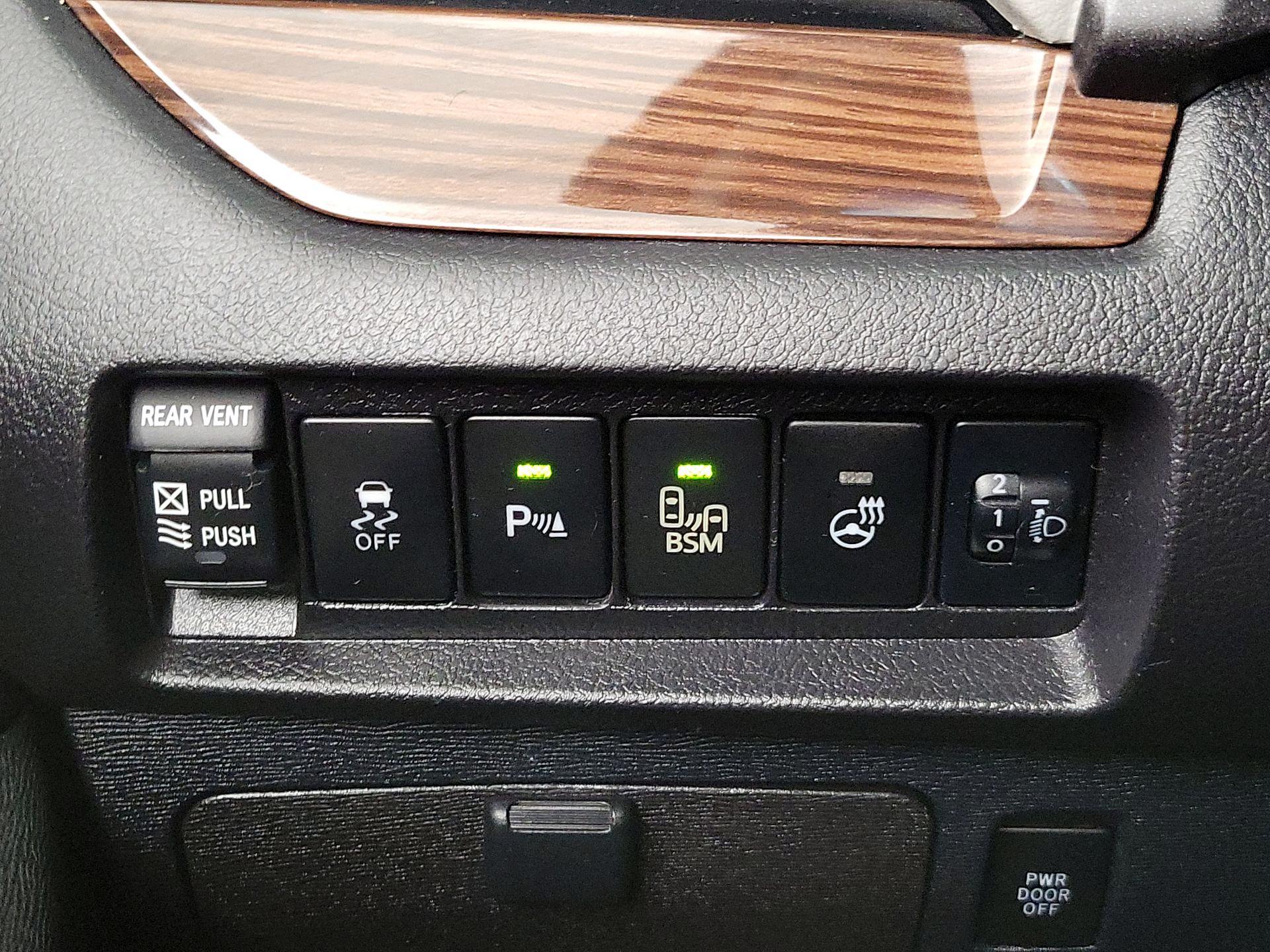 Thumbnail: 2016 Toyota Sienna - 13