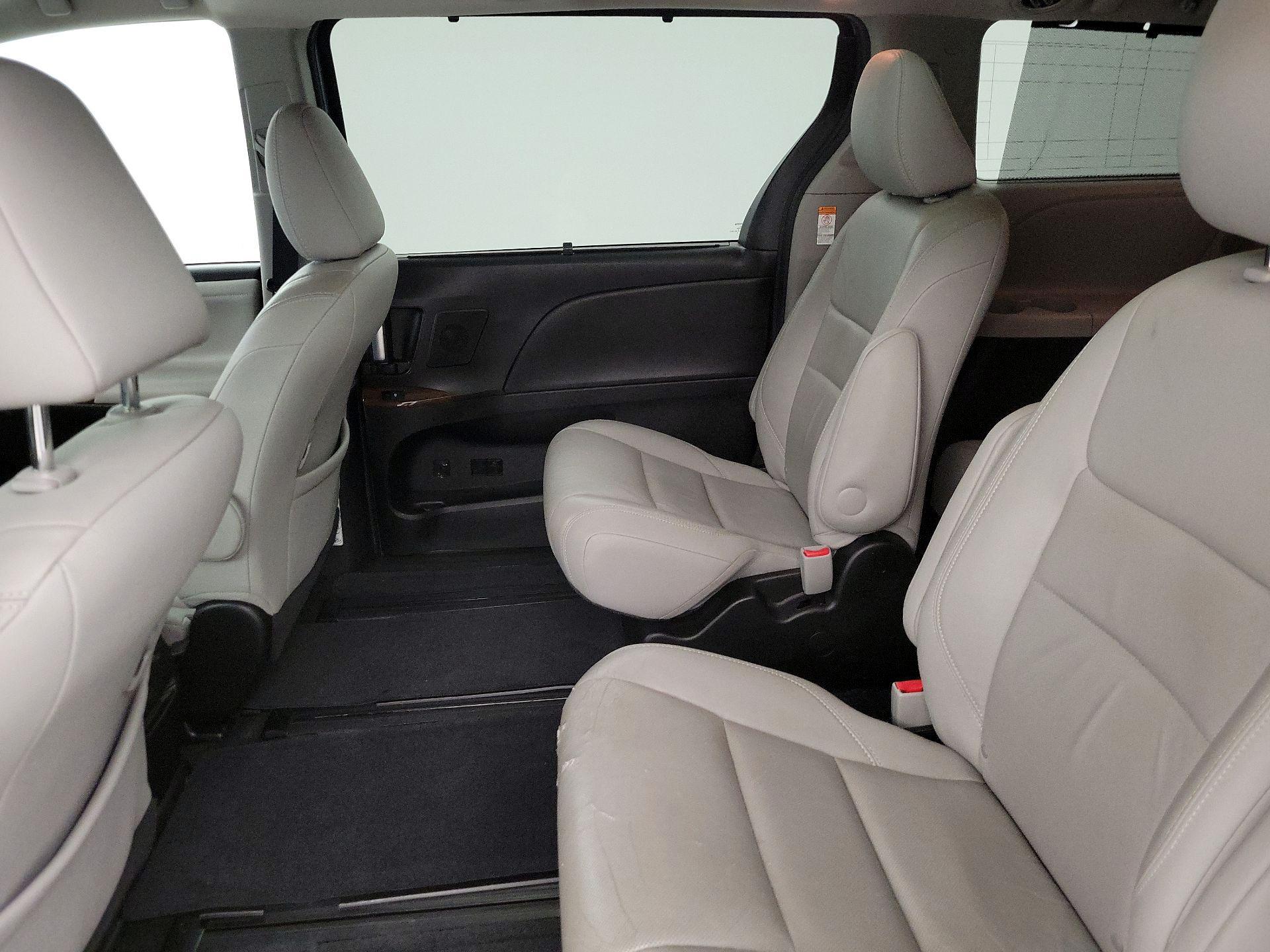 Thumbnail: 2016 Toyota Sienna - 20