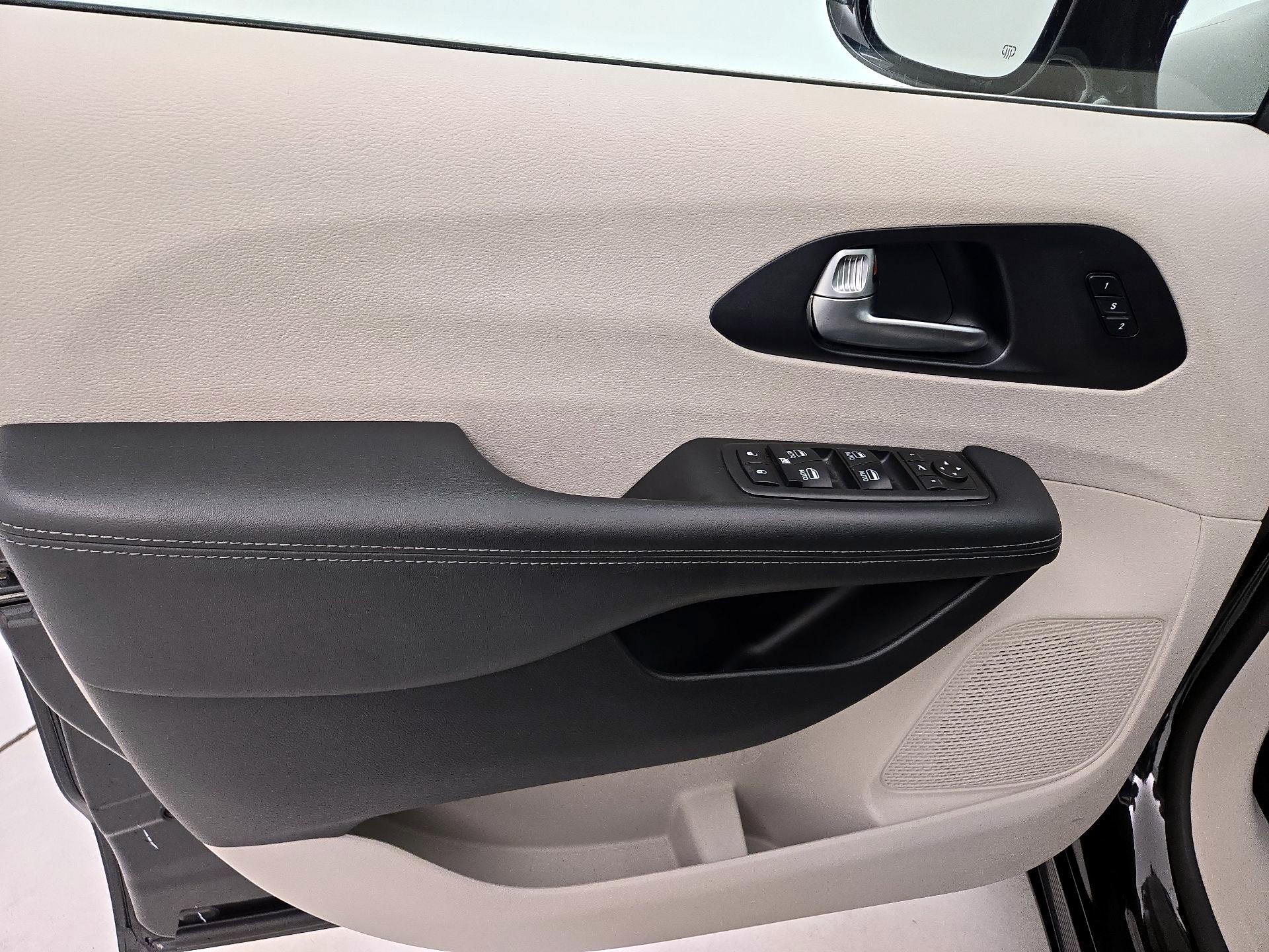 Thumbnail: 2020 Chrysler Pacifica - 12
