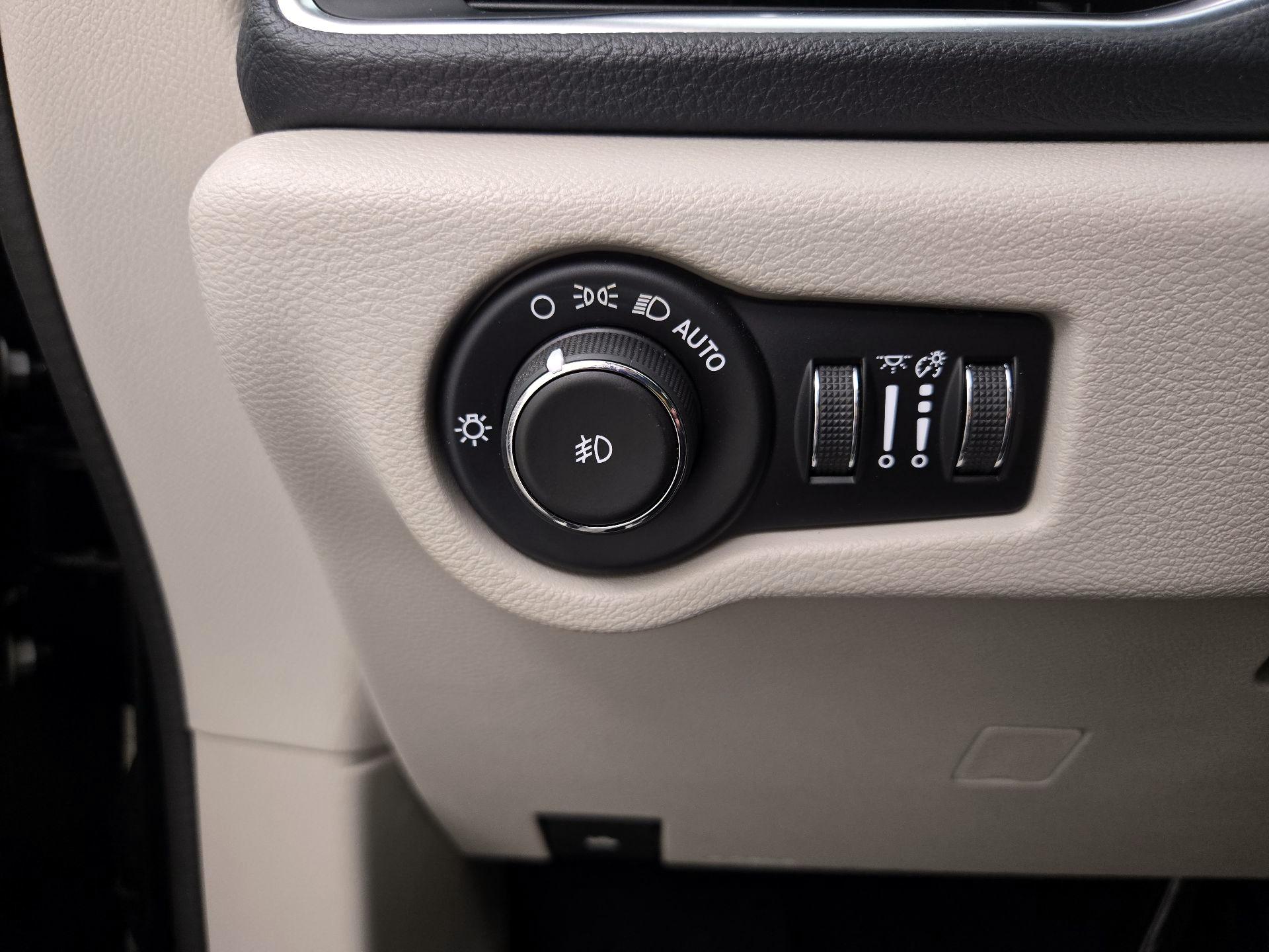 Thumbnail: 2020 Chrysler Pacifica - 13