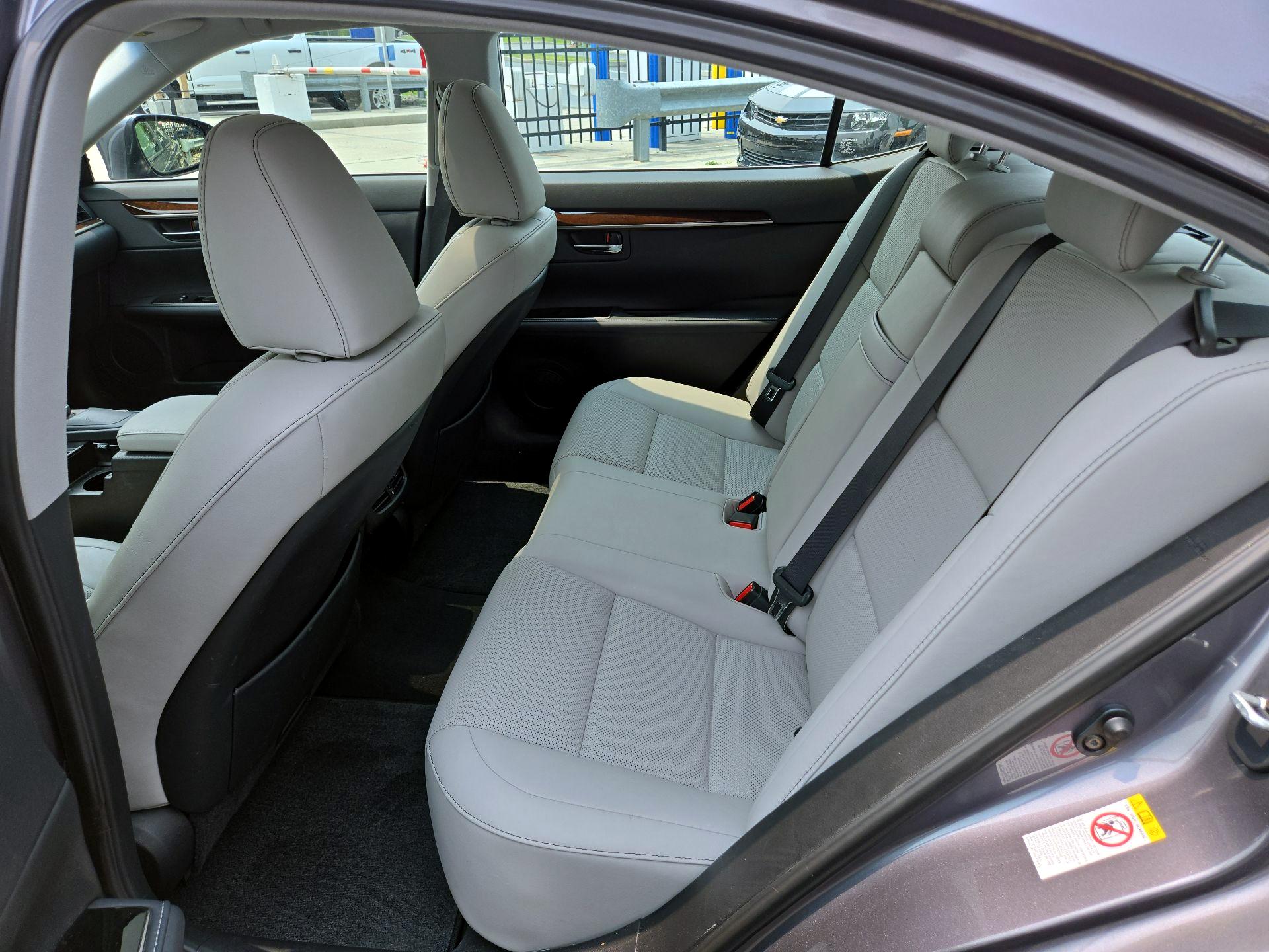 Thumbnail: 2017 Lexus ES - 18