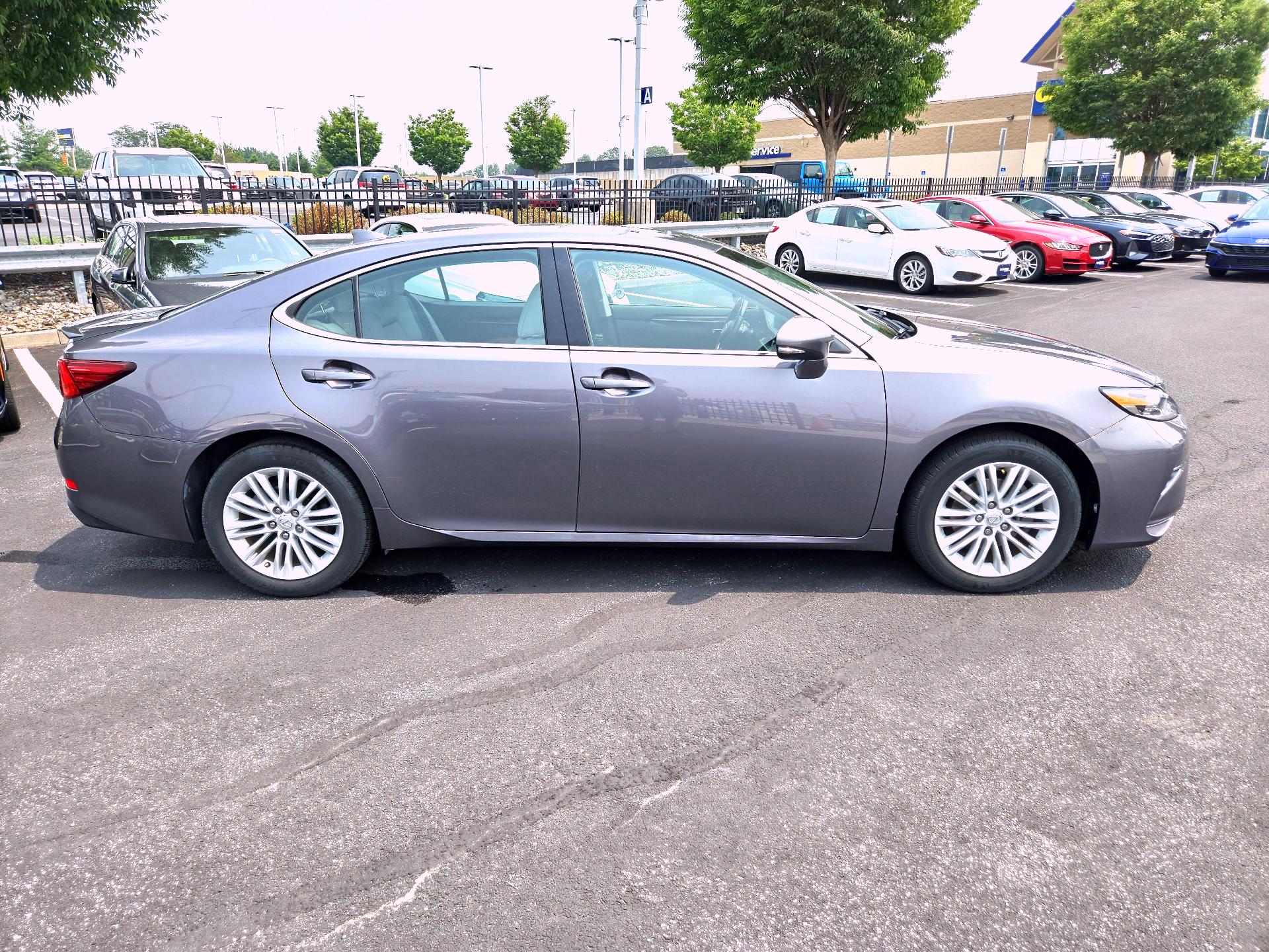 Thumbnail: 2017 Lexus ES - 4
