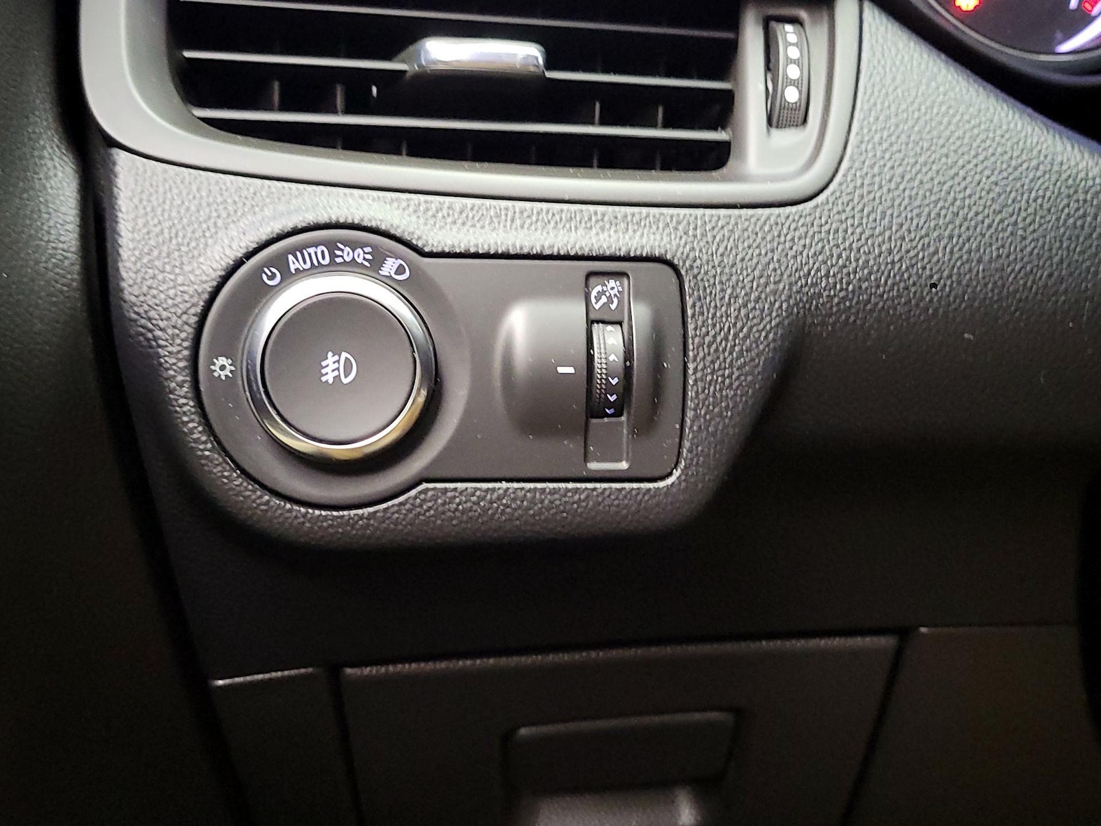2020 Buick Envision Essence - Photo 14