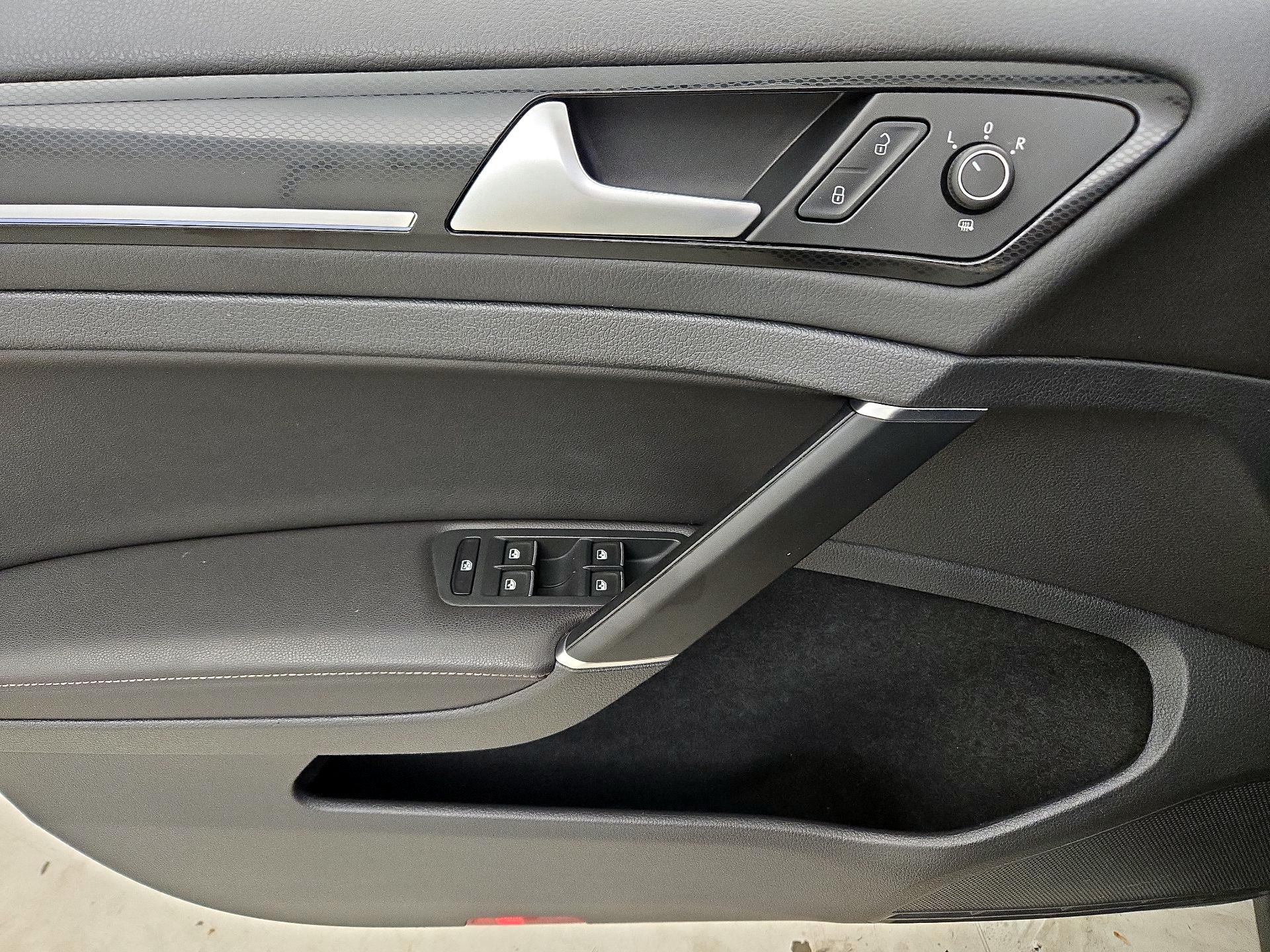 Thumbnail: 2016 Volkswagen Golf - 12