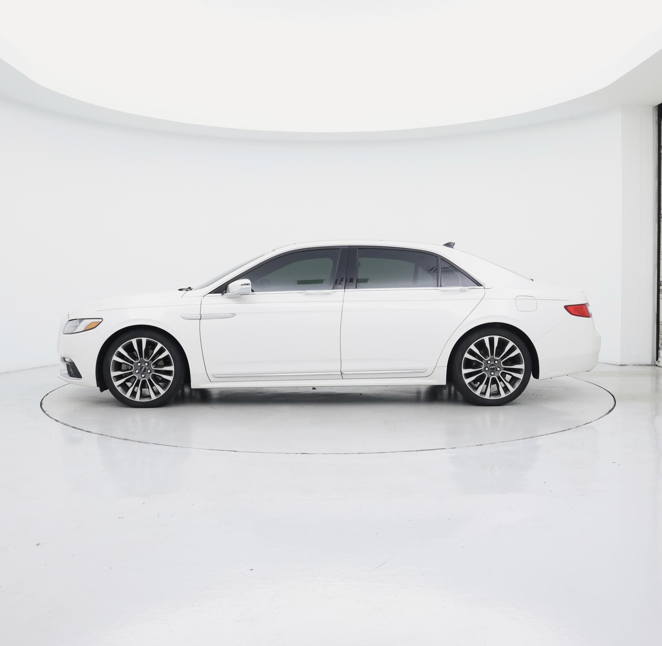 Thumbnail: 2018 Lincoln Continental - 3