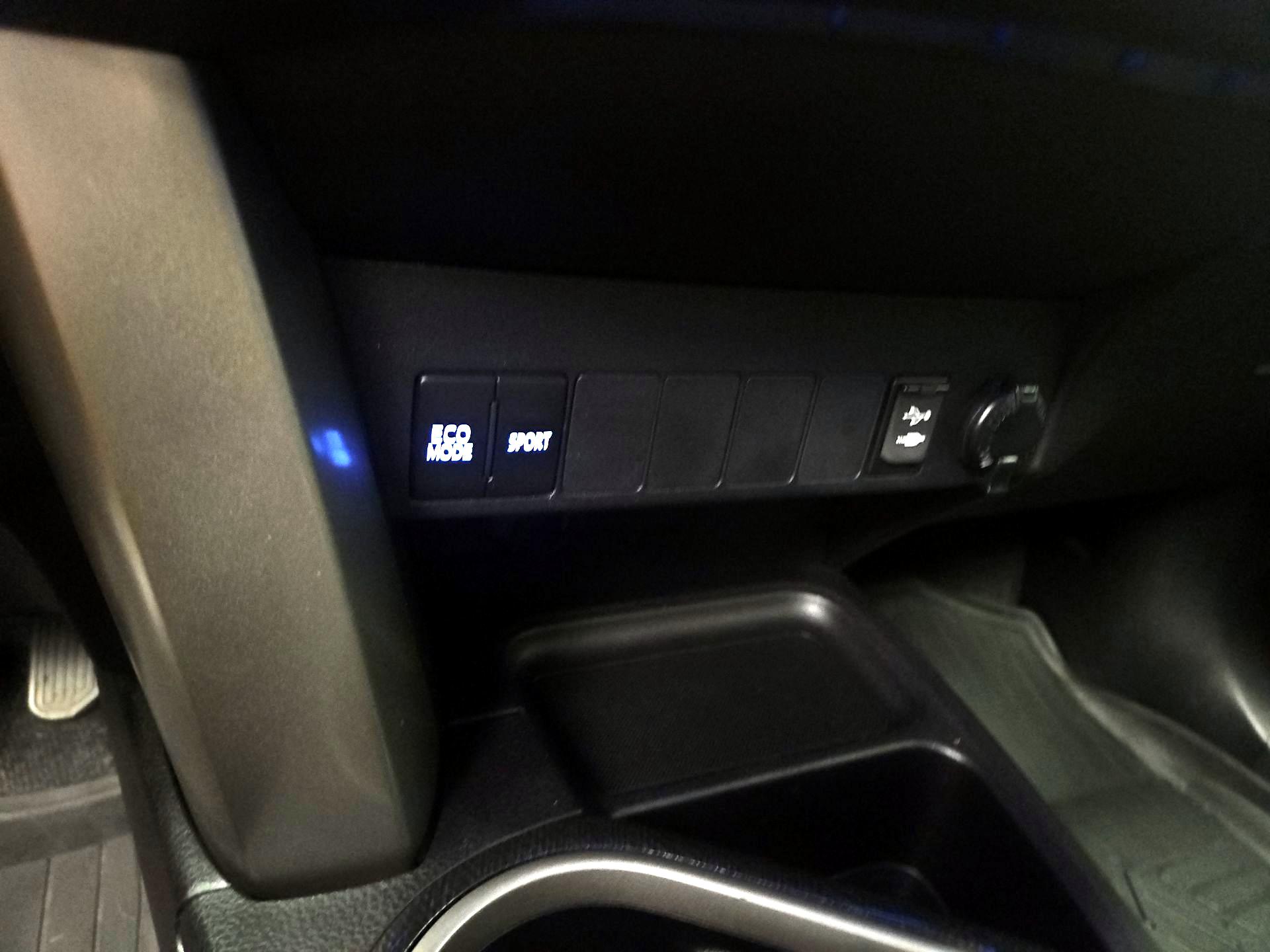 Thumbnail: 2018 Toyota RAV4 - 19