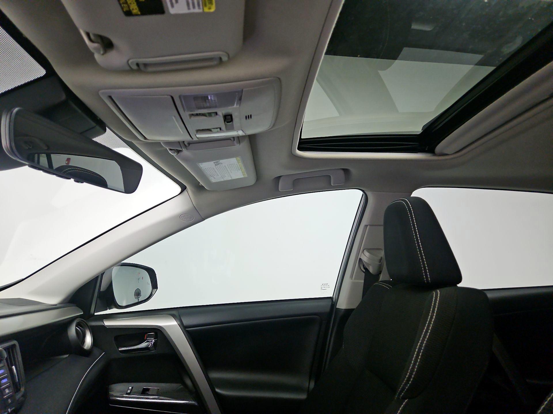 Thumbnail: 2018 Toyota RAV4 - 20