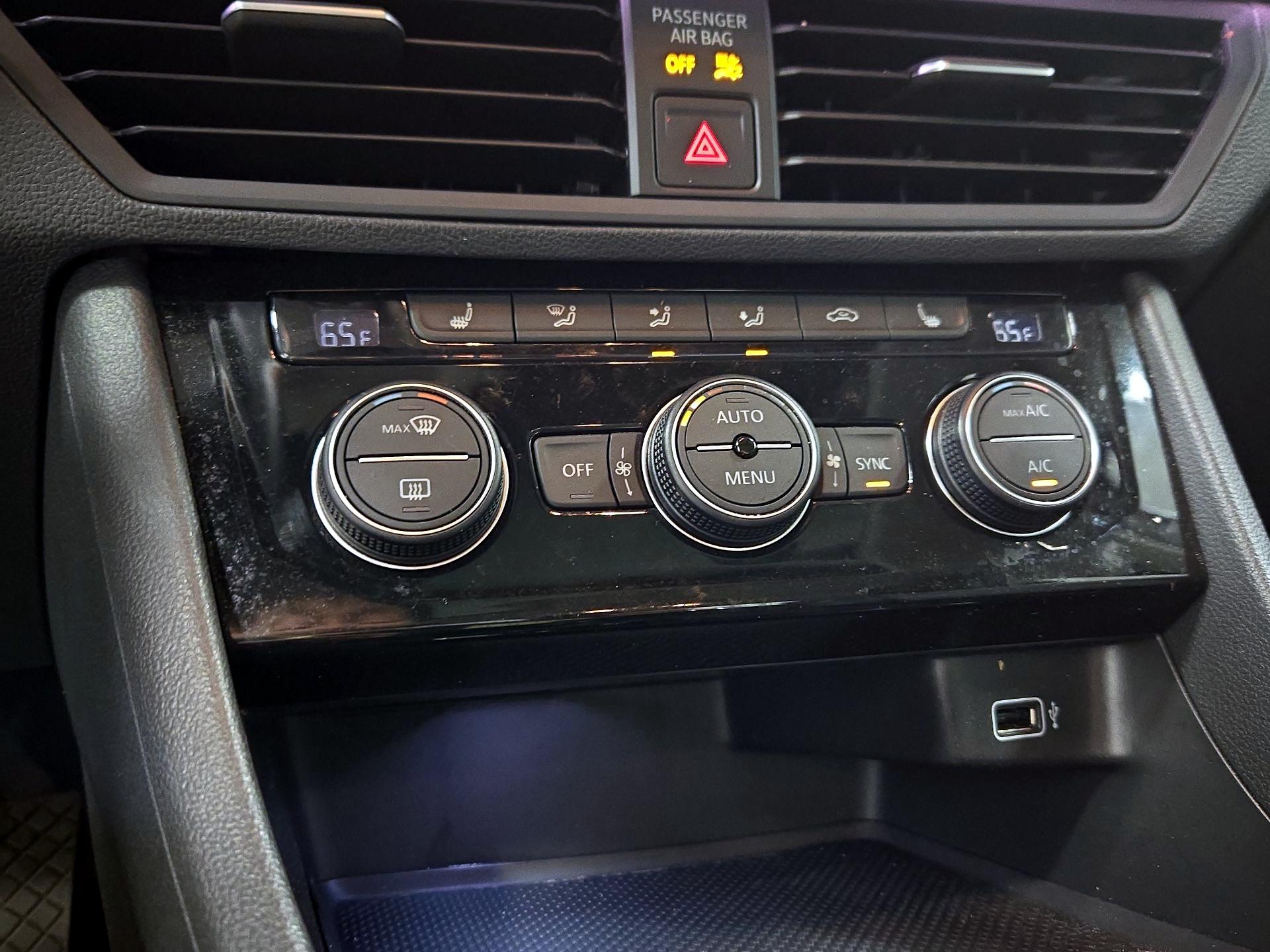 Thumbnail: 2019 Volkswagen Jetta - 16