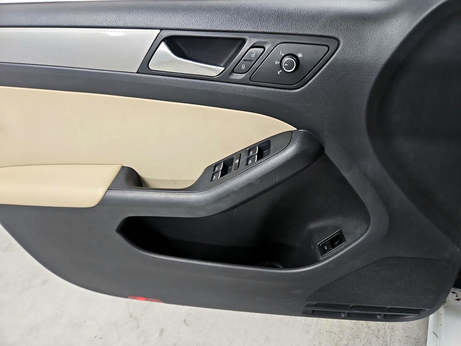 Thumbnail: 2015 Volkswagen Jetta - 12