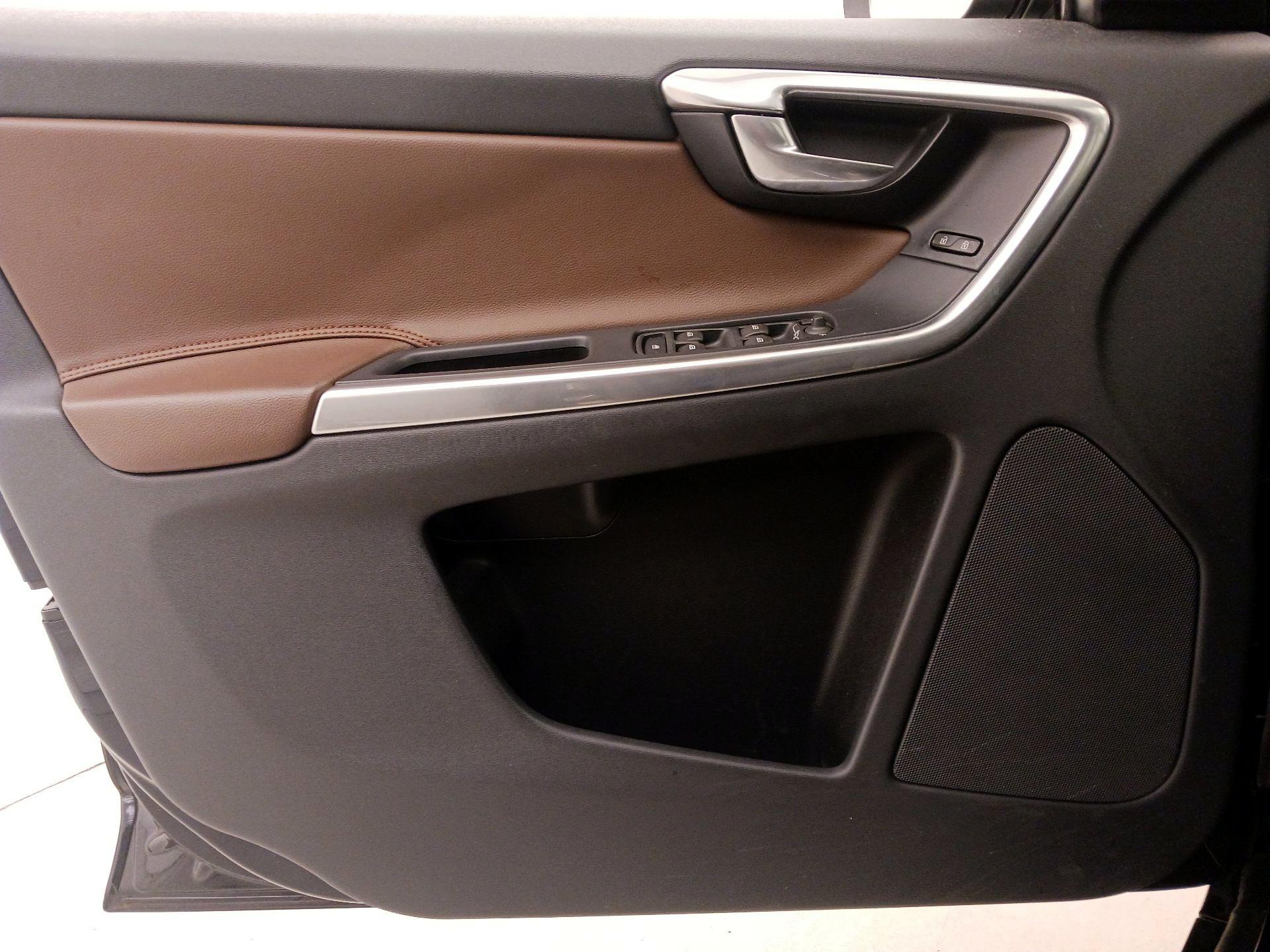 Thumbnail: 2016 Volvo XC60 - 12
