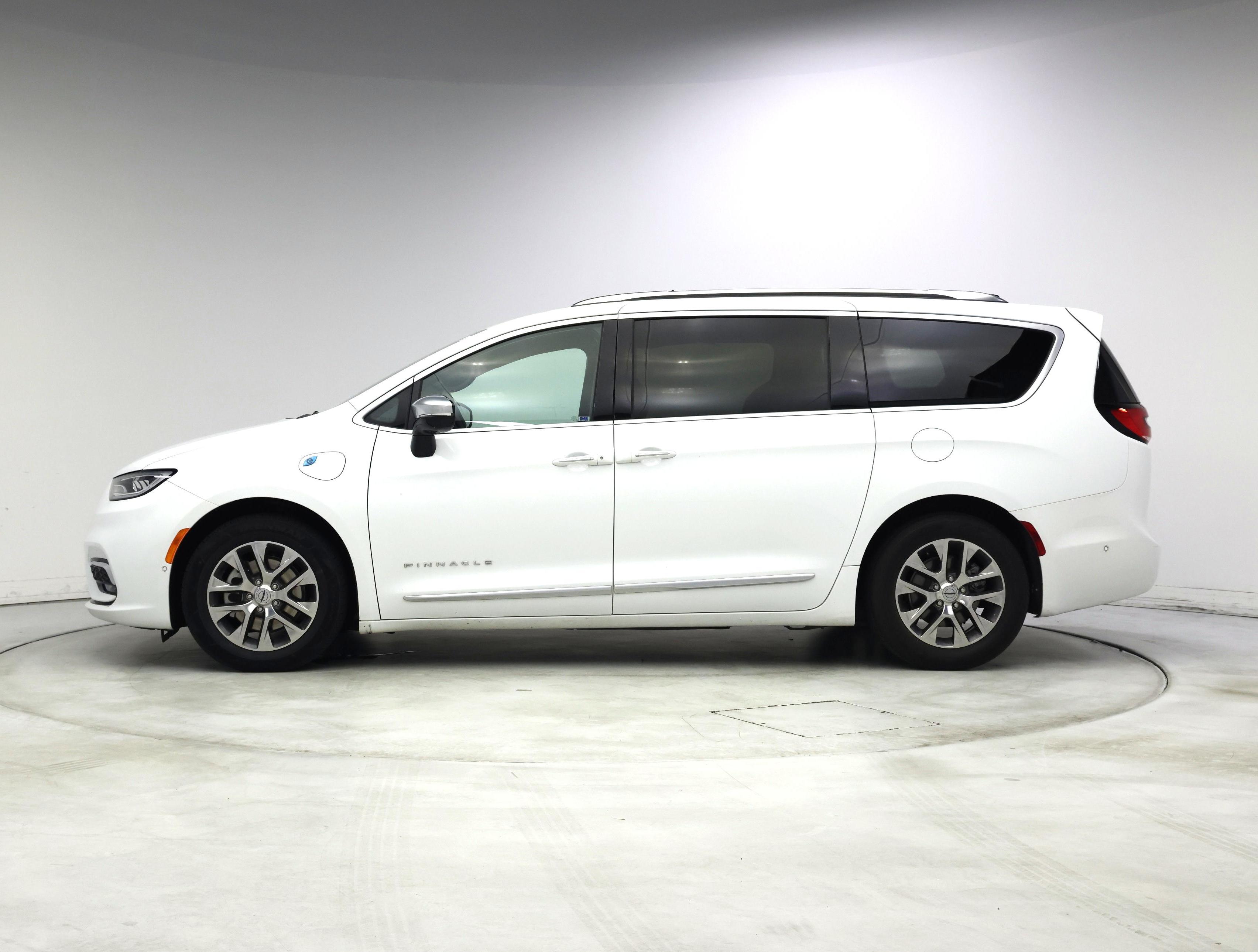 Thumbnail: 2023 Chrysler Pacifica - 3