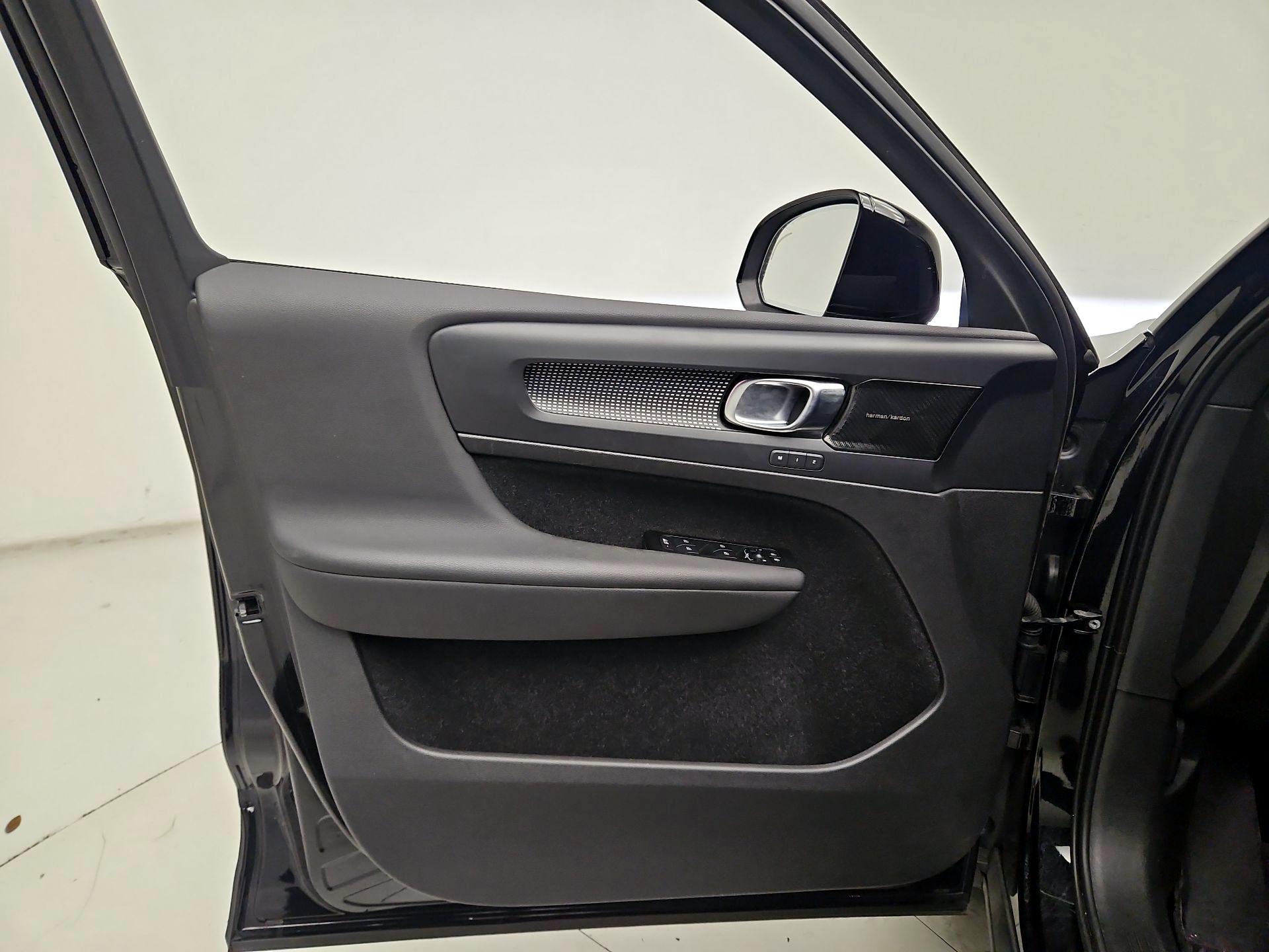 Thumbnail: 2021 Volvo XC40 - 12