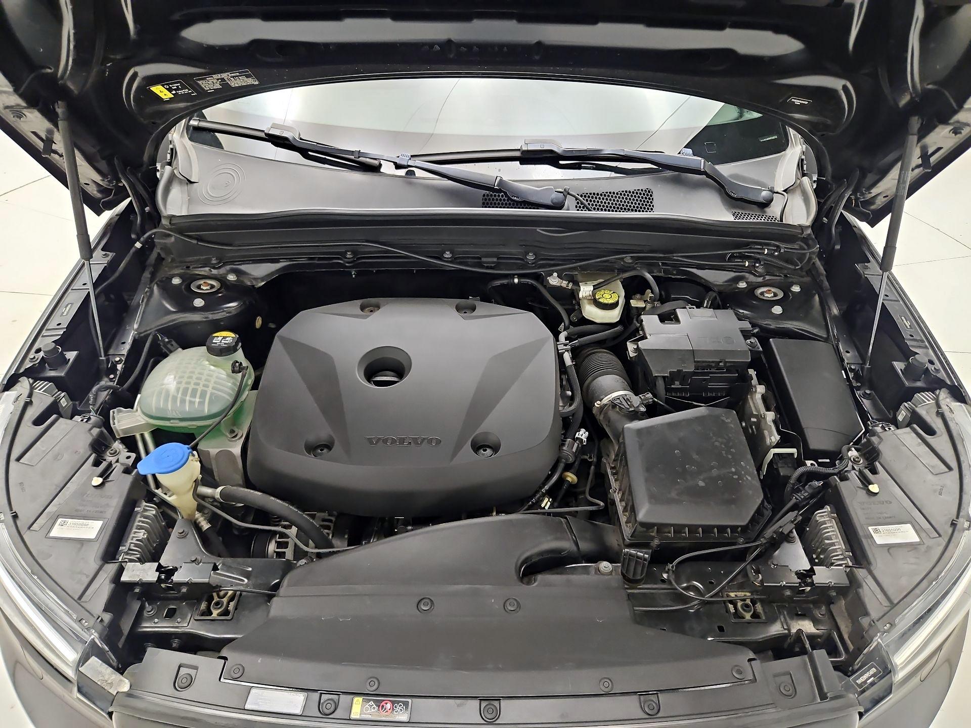 Thumbnail: 2021 Volvo XC40 - 19