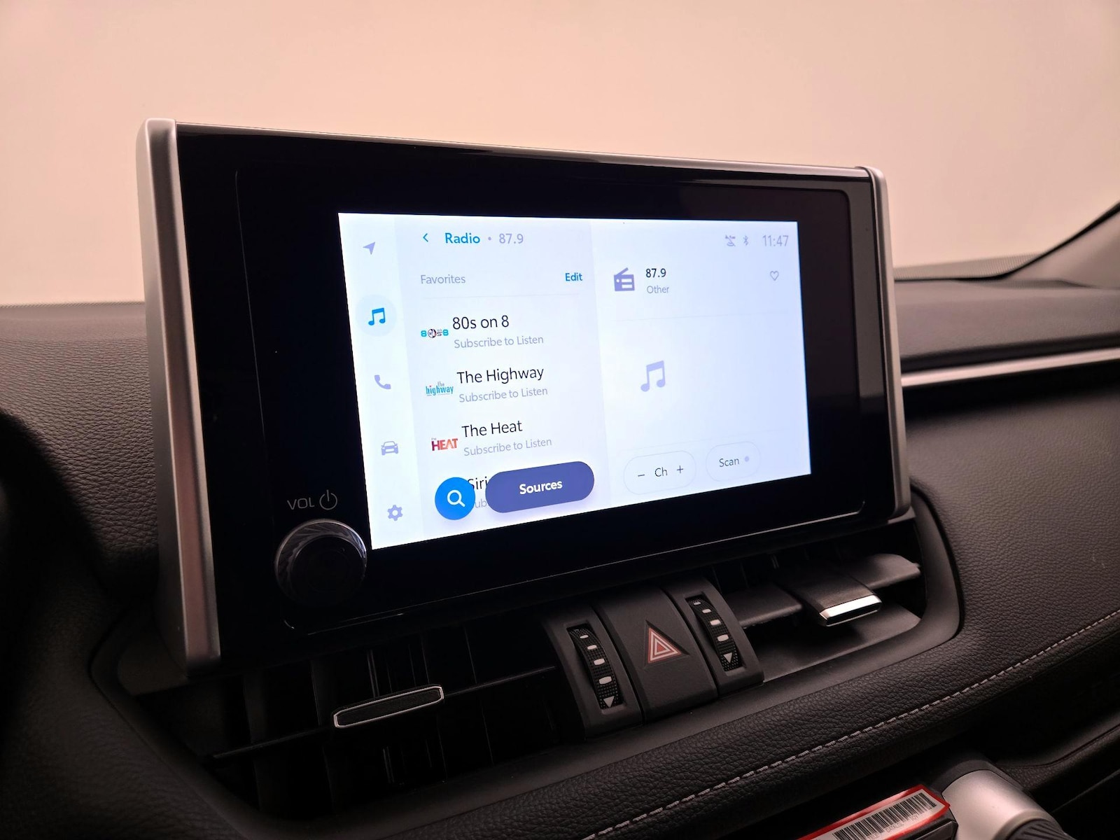 2025 Toyota RAV4 XLE Premium - Photo 17