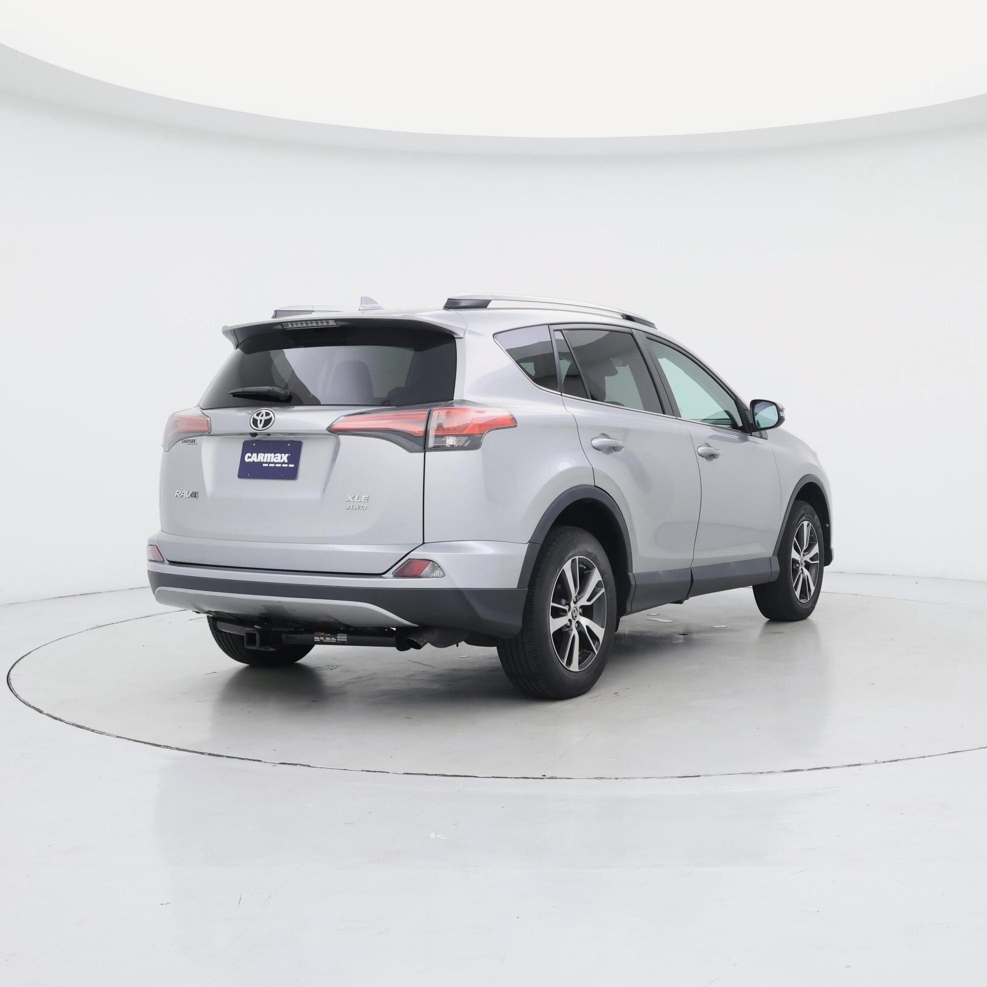 Thumbnail: 2017 Toyota RAV4 - 8