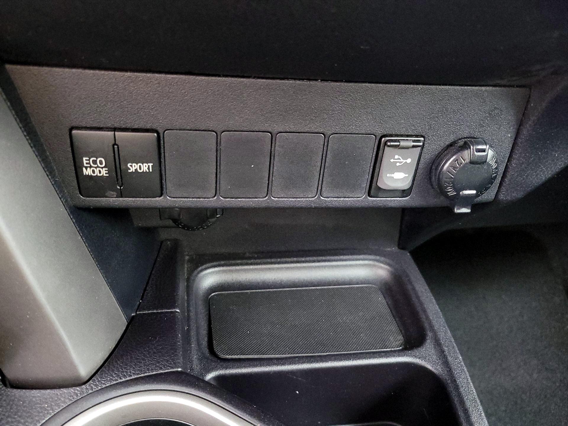 Thumbnail: 2016 Toyota RAV4 - 18