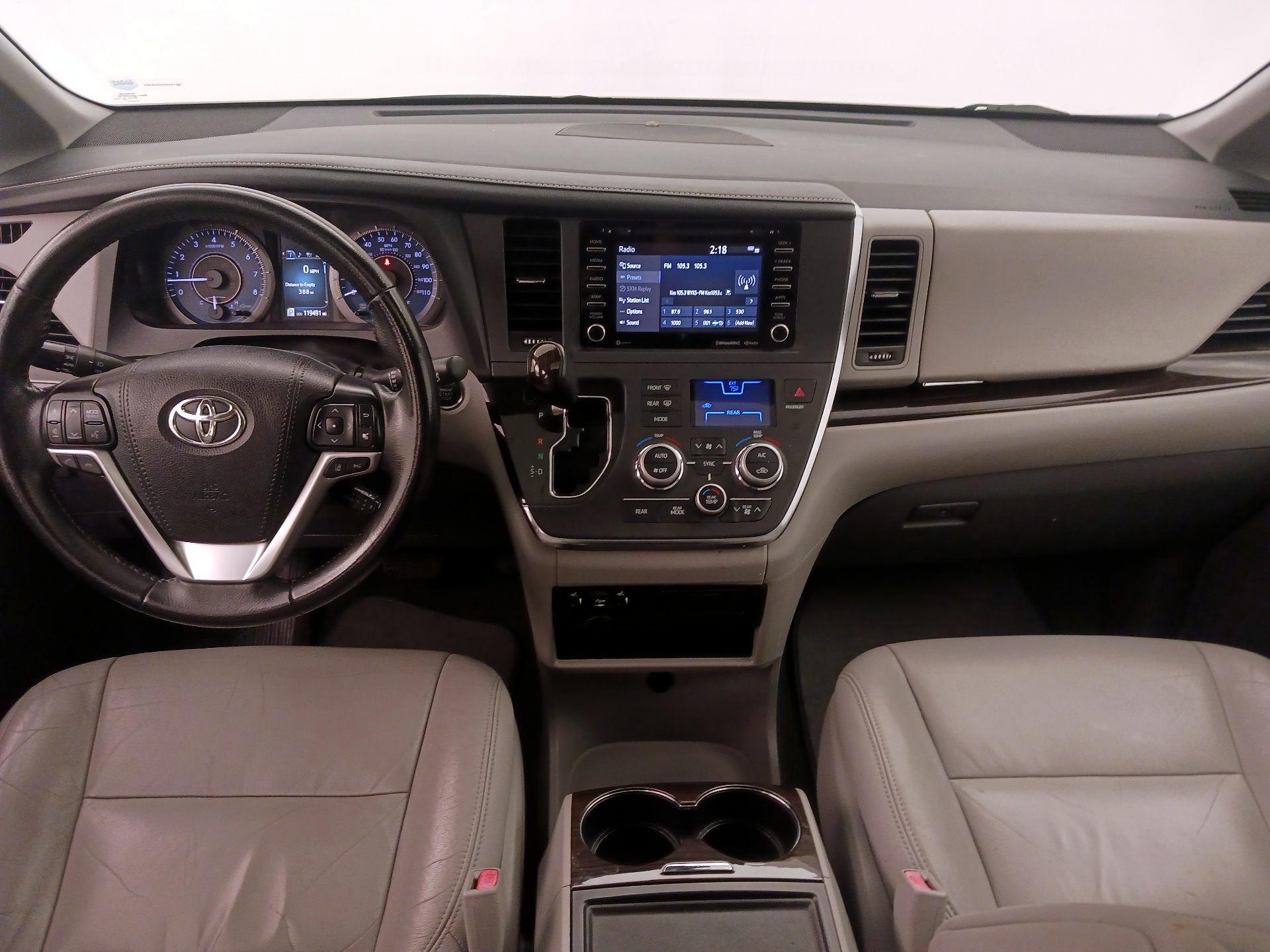 Thumbnail: 2019 Toyota Sienna - 9