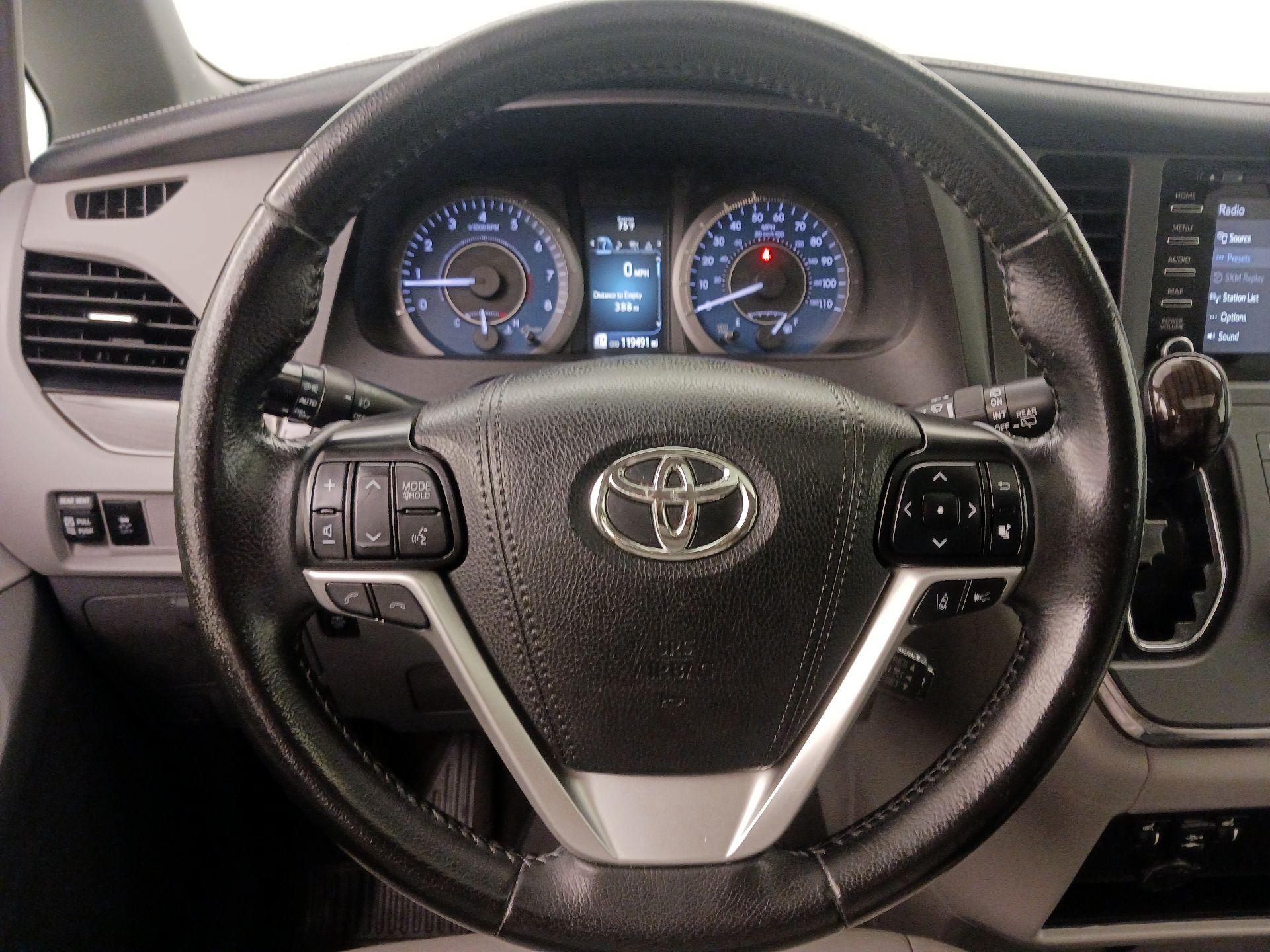 Thumbnail: 2019 Toyota Sienna - 10