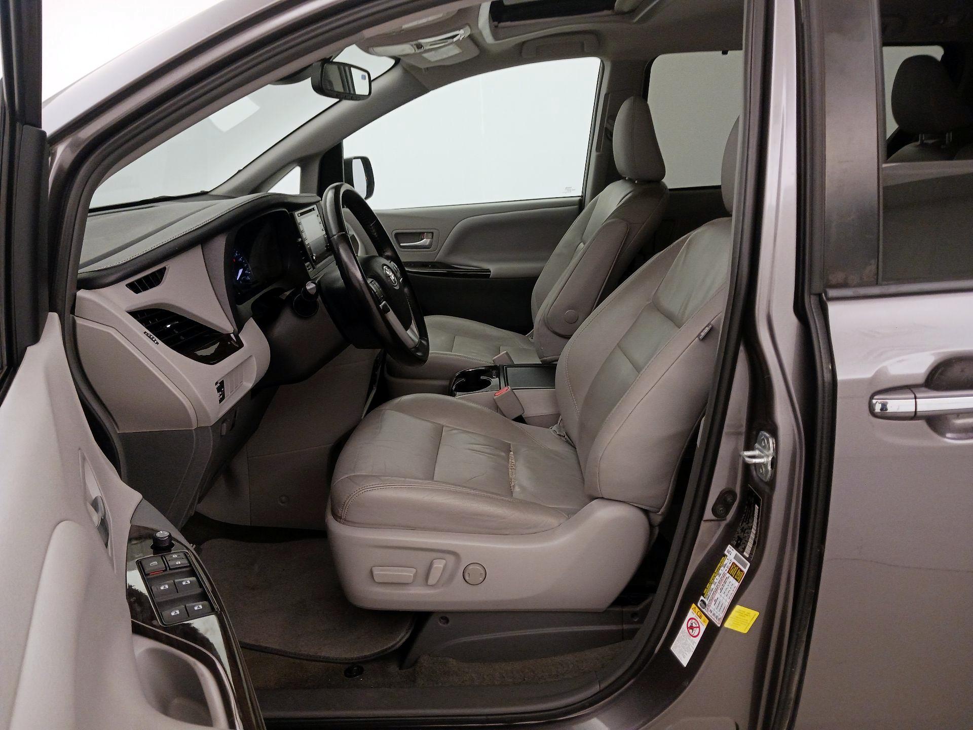 Thumbnail: 2019 Toyota Sienna - 11