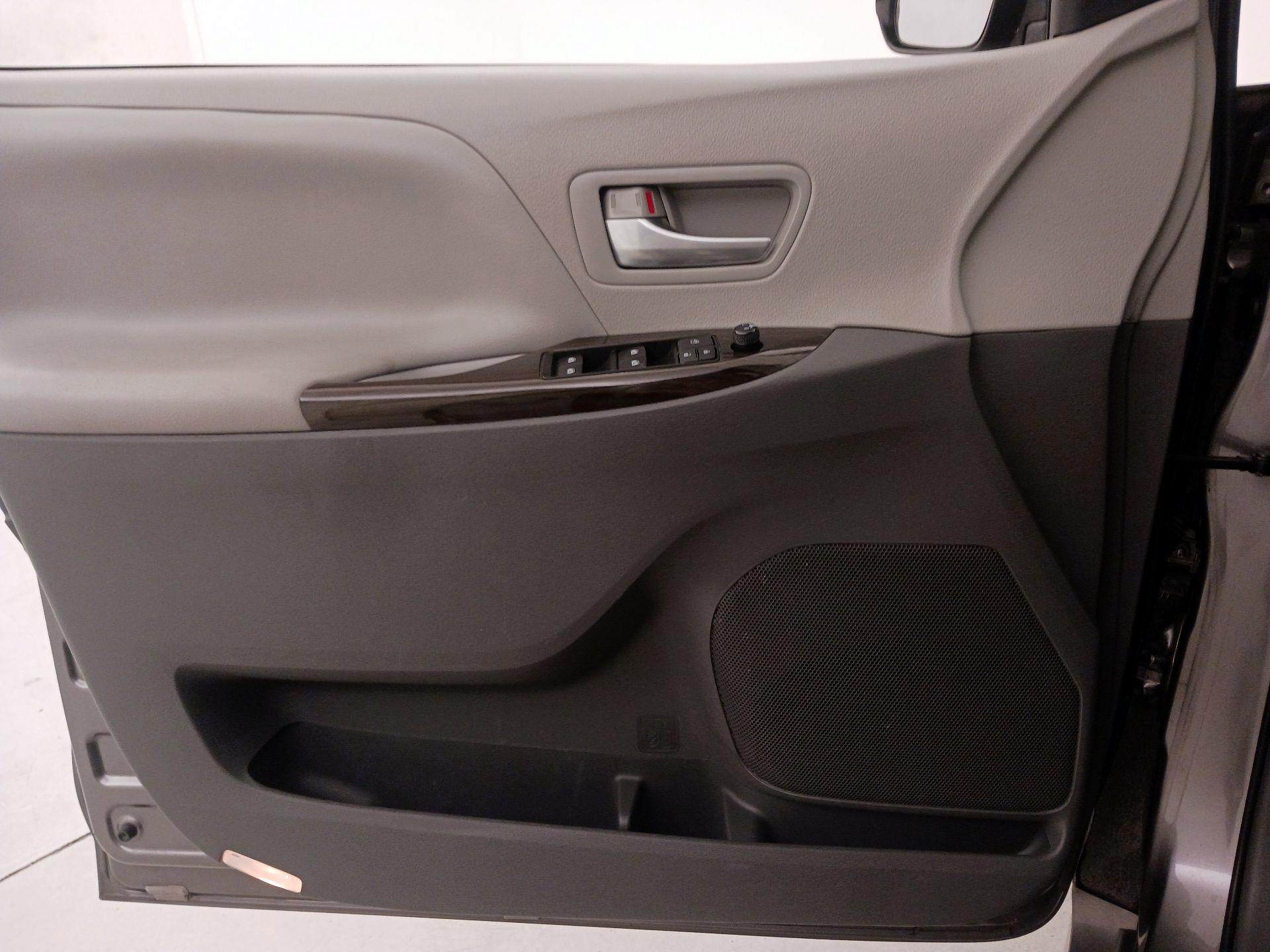 Thumbnail: 2019 Toyota Sienna - 12