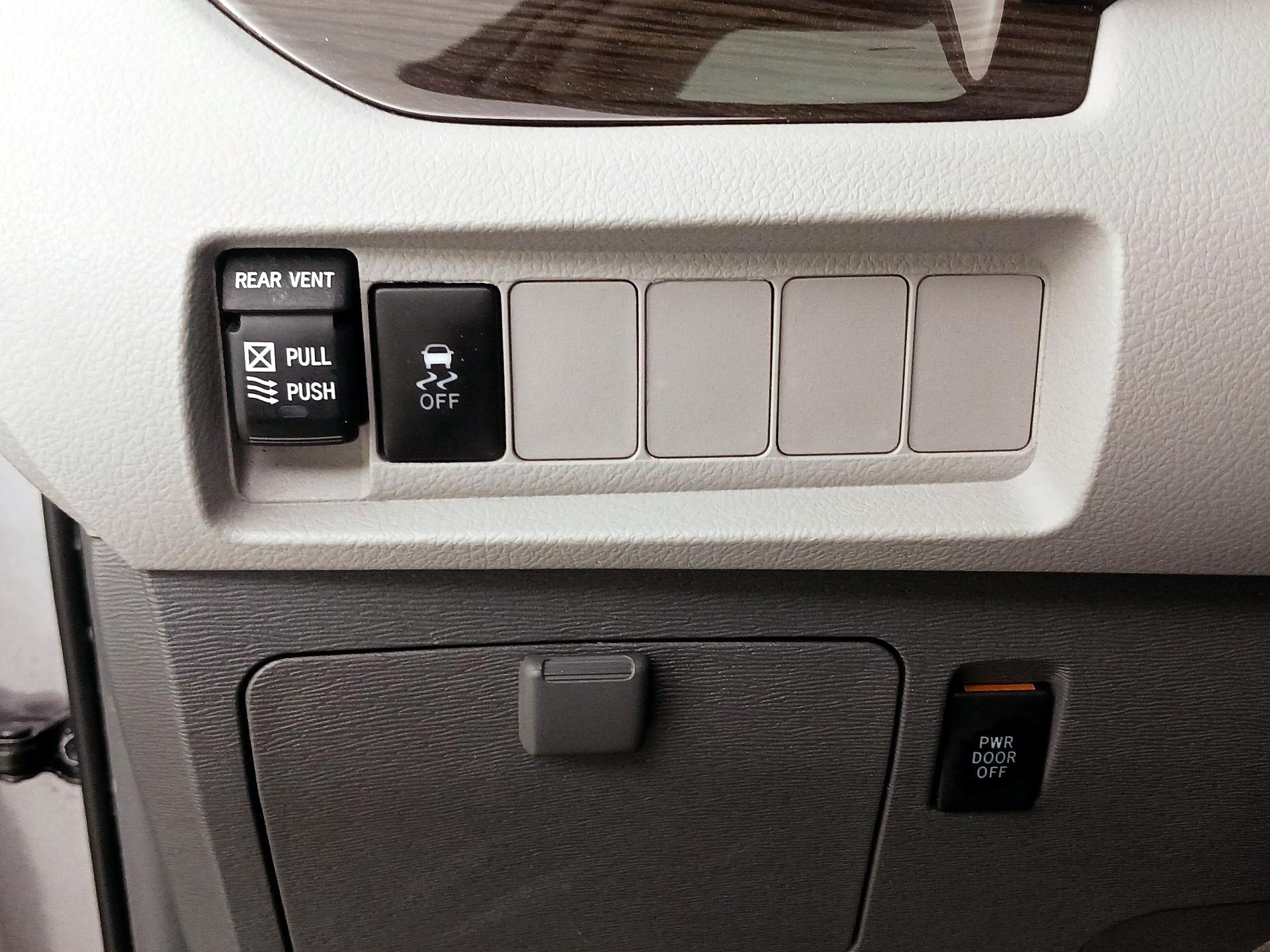 Thumbnail: 2019 Toyota Sienna - 13