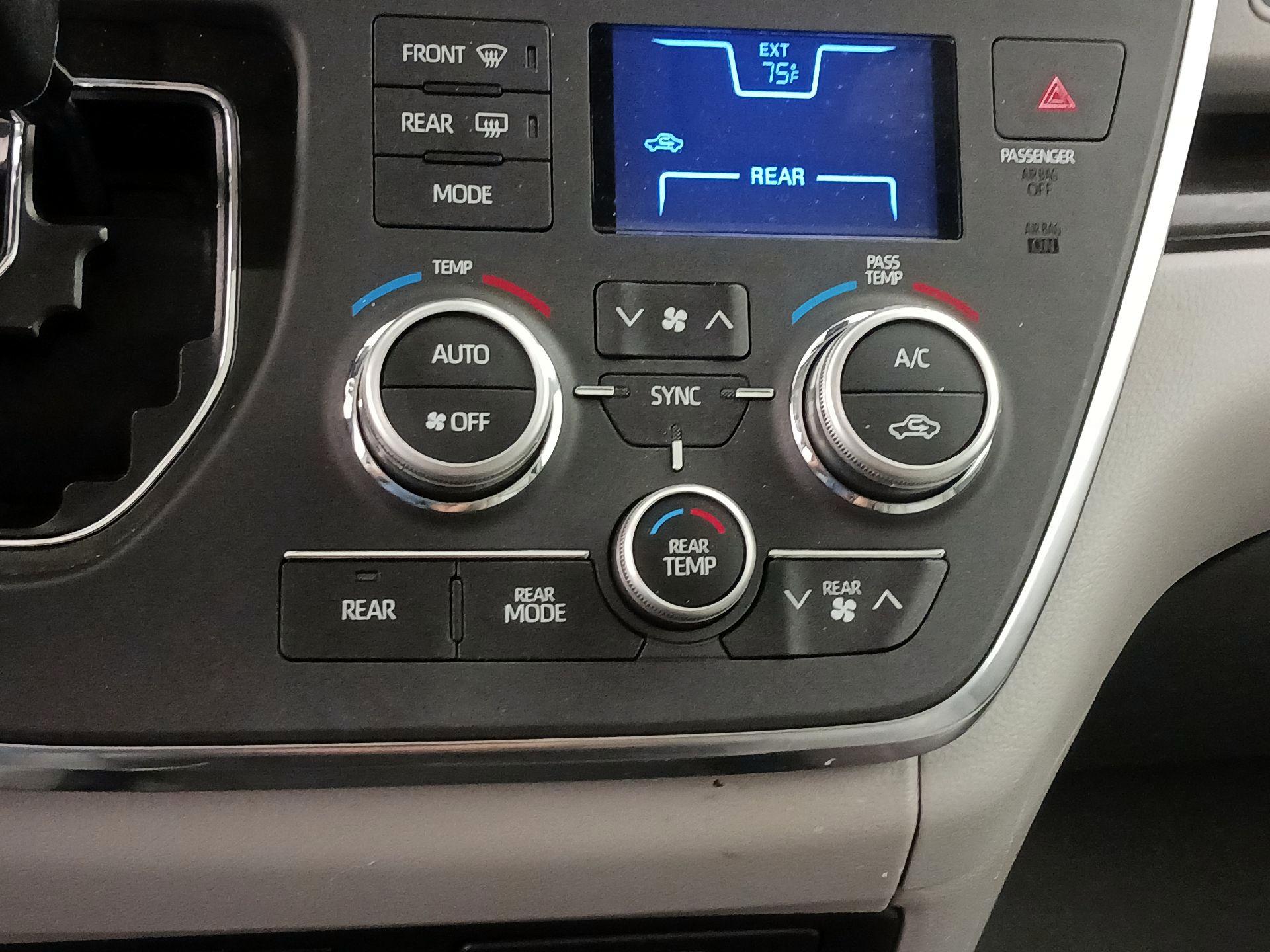 Thumbnail: 2019 Toyota Sienna - 16