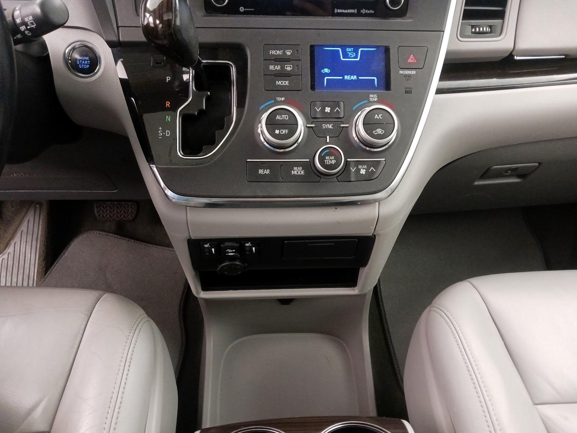 Thumbnail: 2019 Toyota Sienna - 17