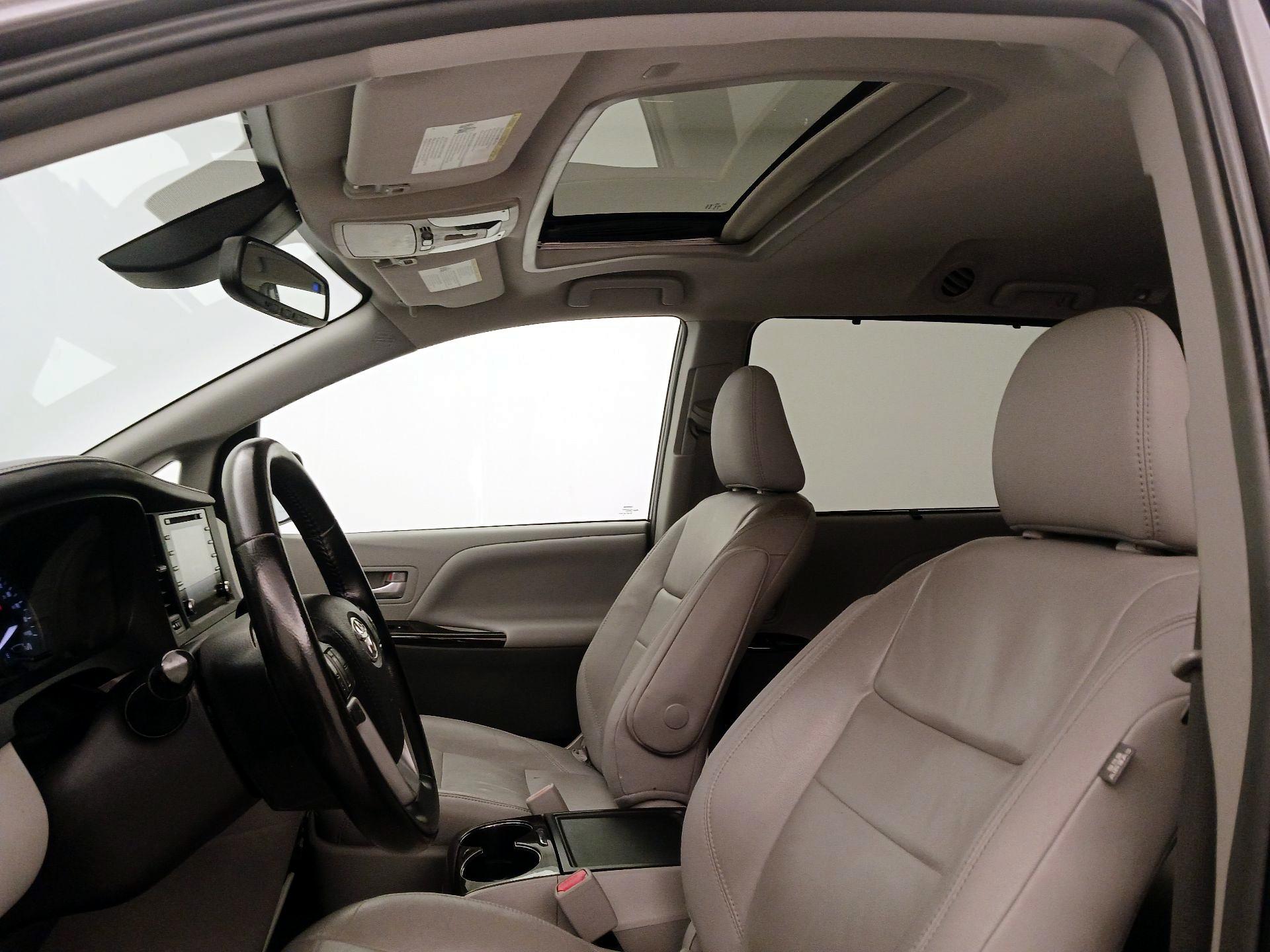 Thumbnail: 2019 Toyota Sienna - 19