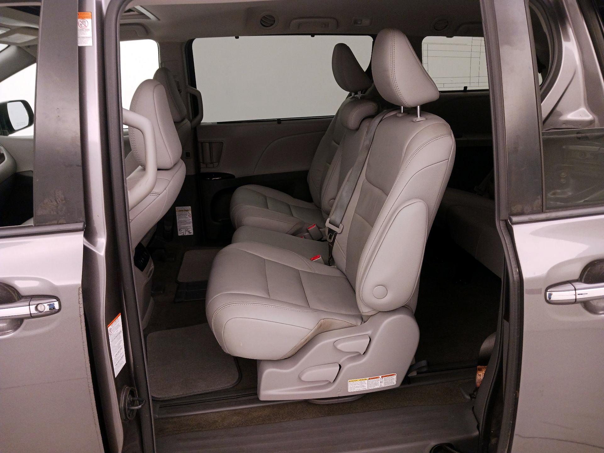 Thumbnail: 2019 Toyota Sienna - 20