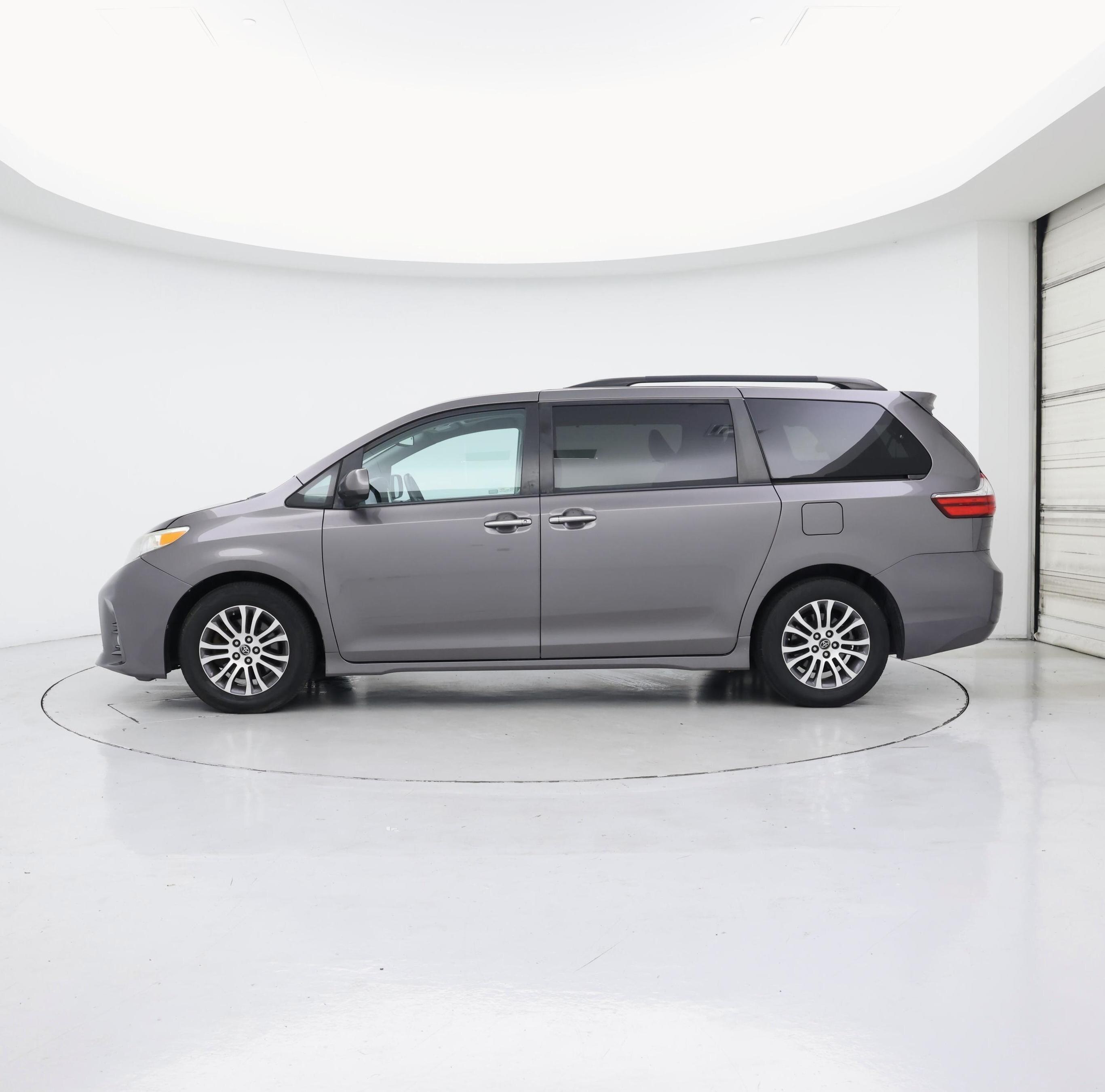 Thumbnail: 2019 Toyota Sienna - 3