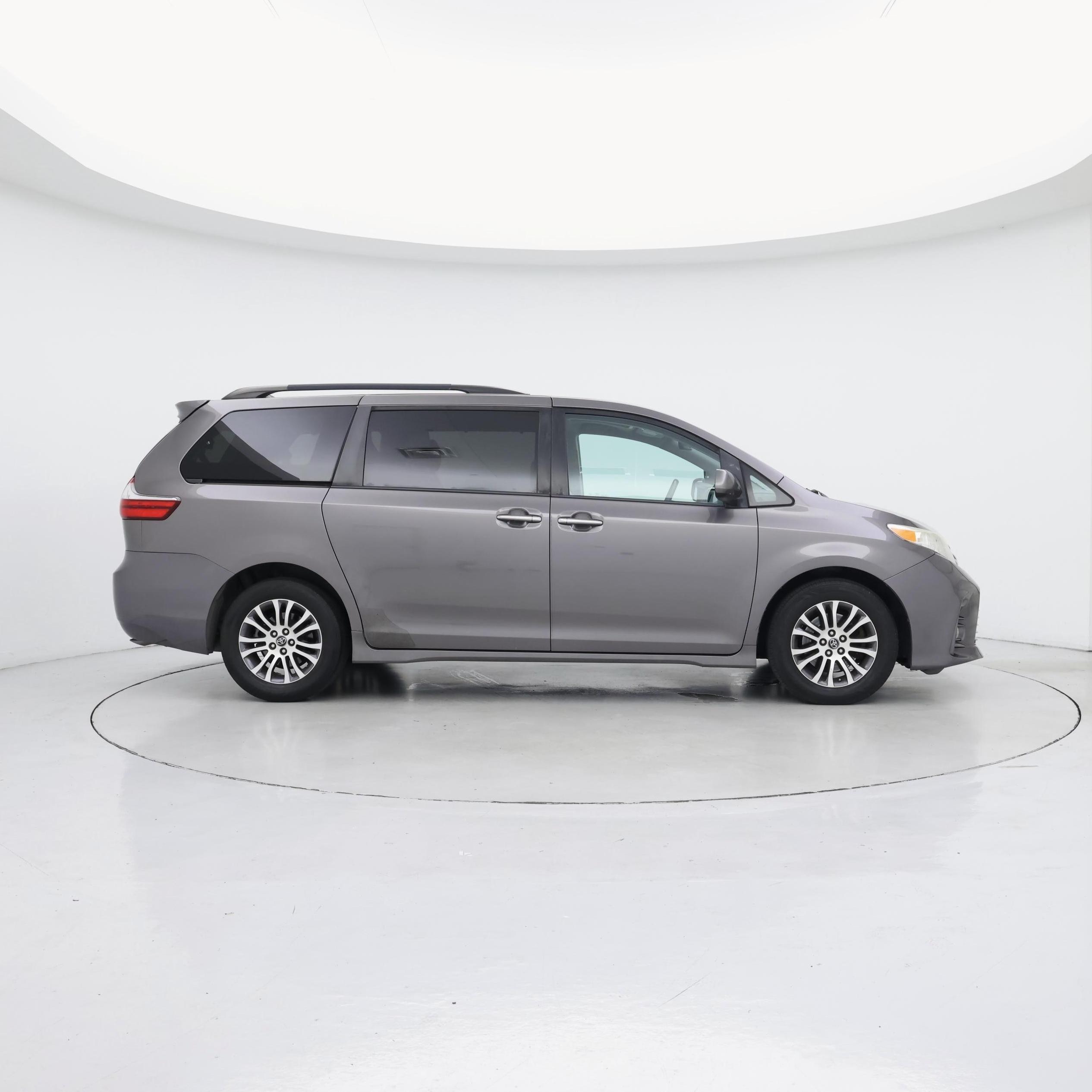 Thumbnail: 2019 Toyota Sienna - 7