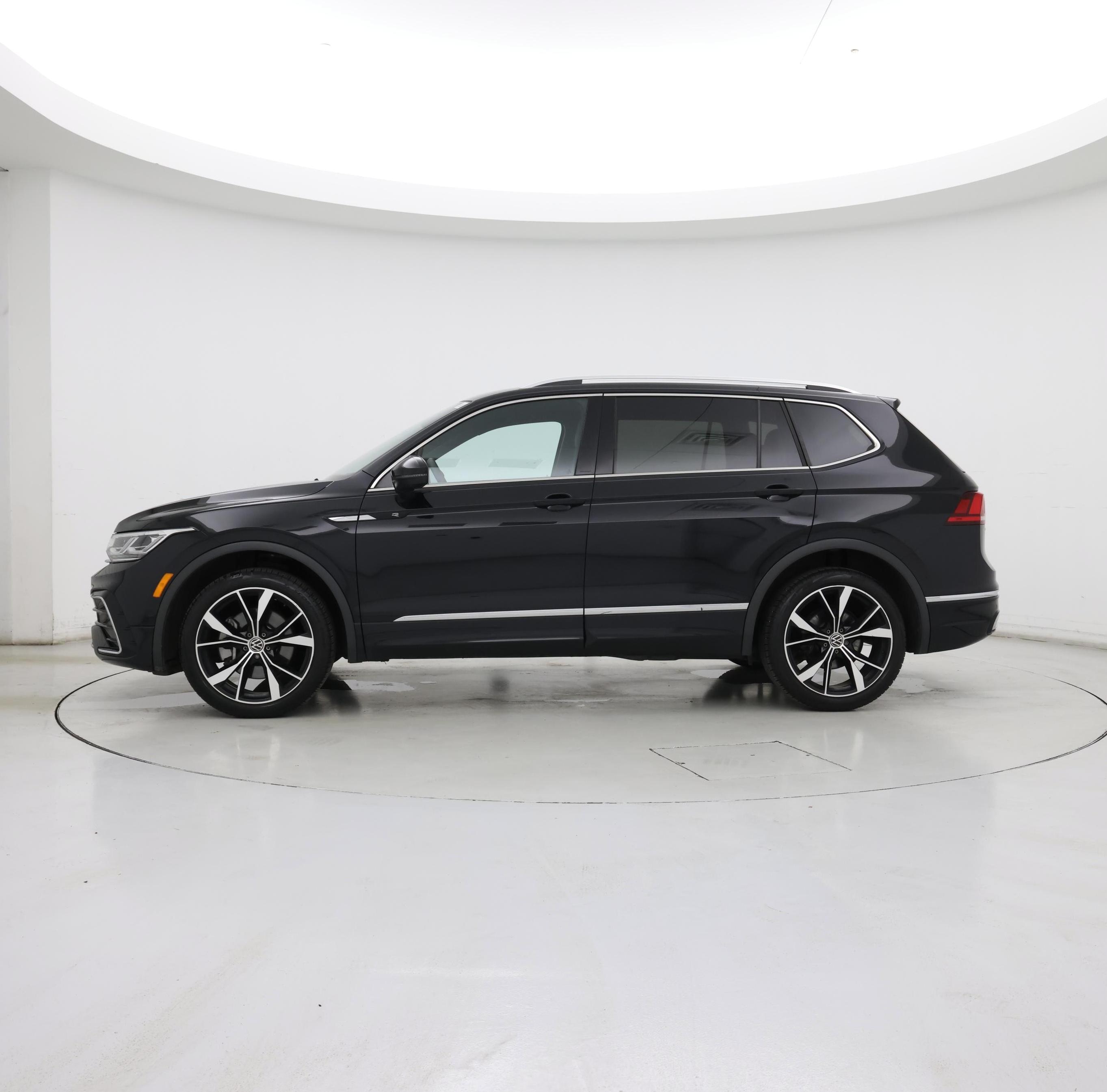 Thumbnail: 2022 Volkswagen Tiguan - 3