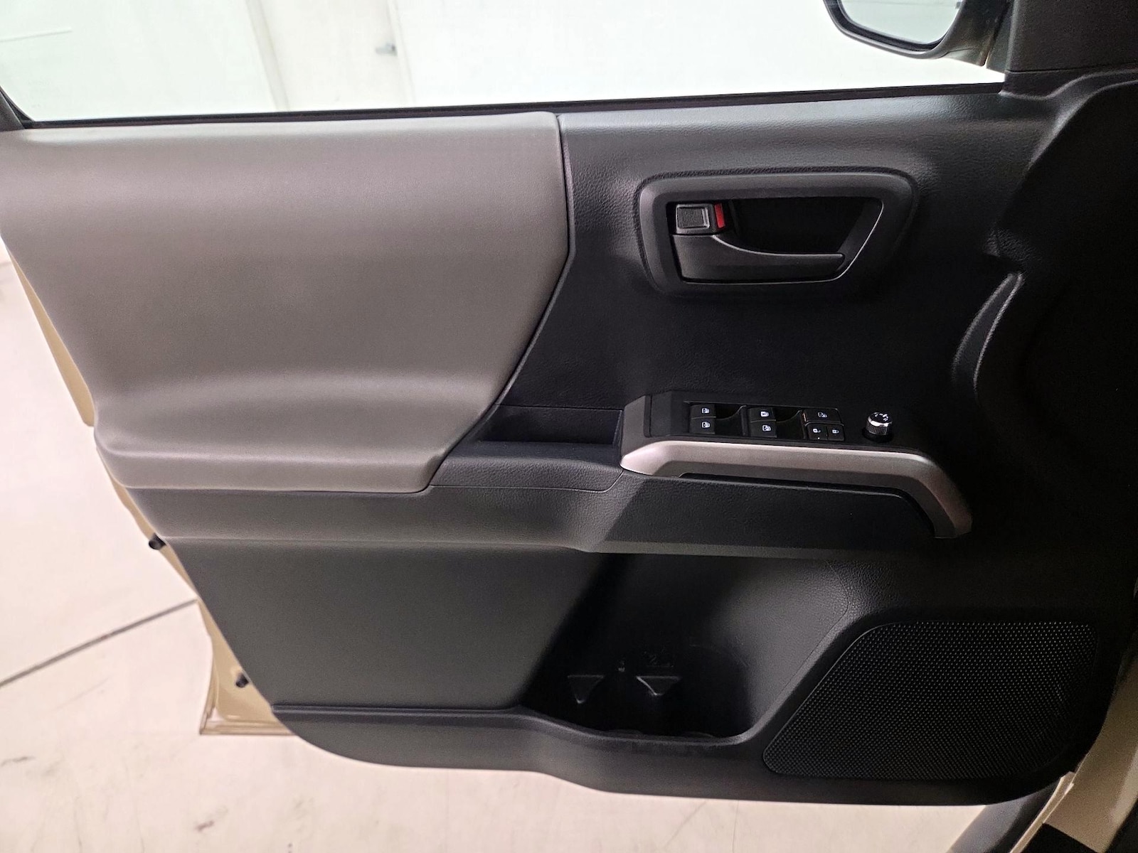2016 Toyota Tacoma SR5 - Photo 13