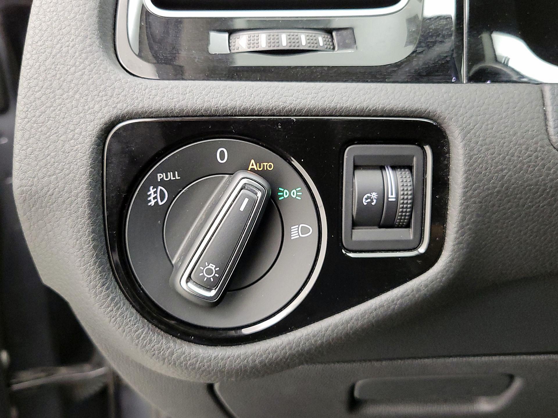 Thumbnail: 2016 Volkswagen Golf - 13