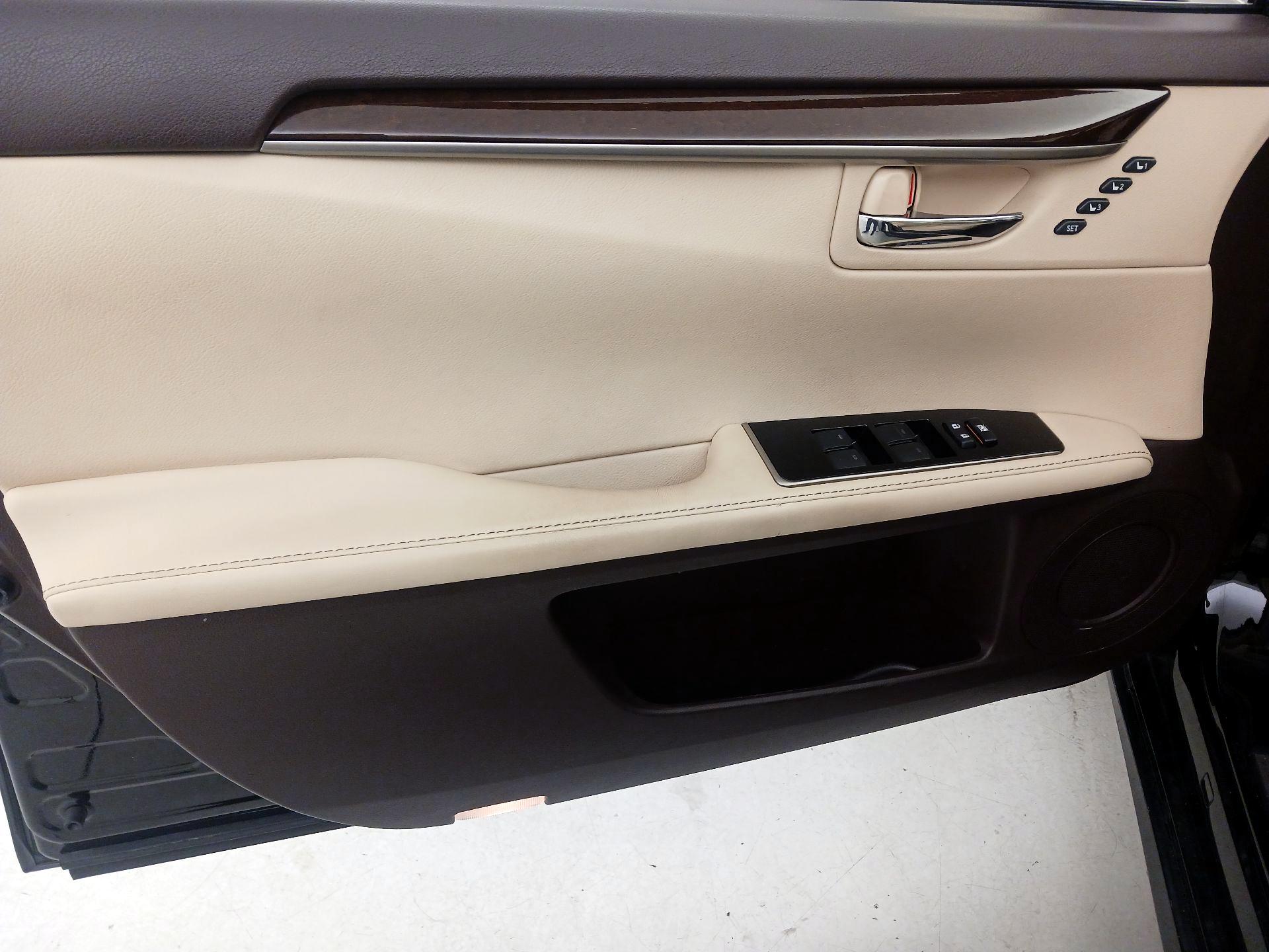 Thumbnail: 2016 Lexus ES - 12