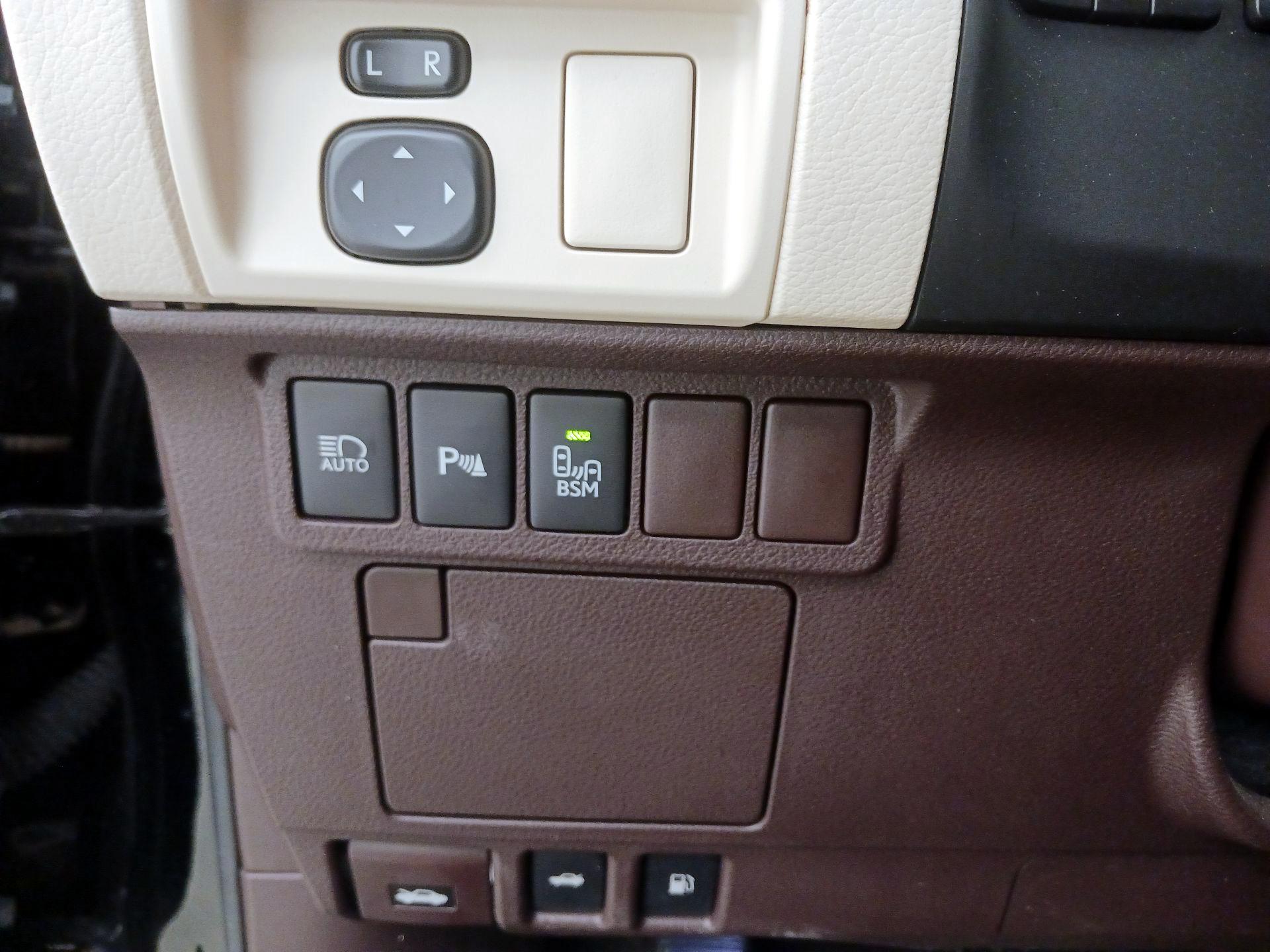 Thumbnail: 2016 Lexus ES - 13