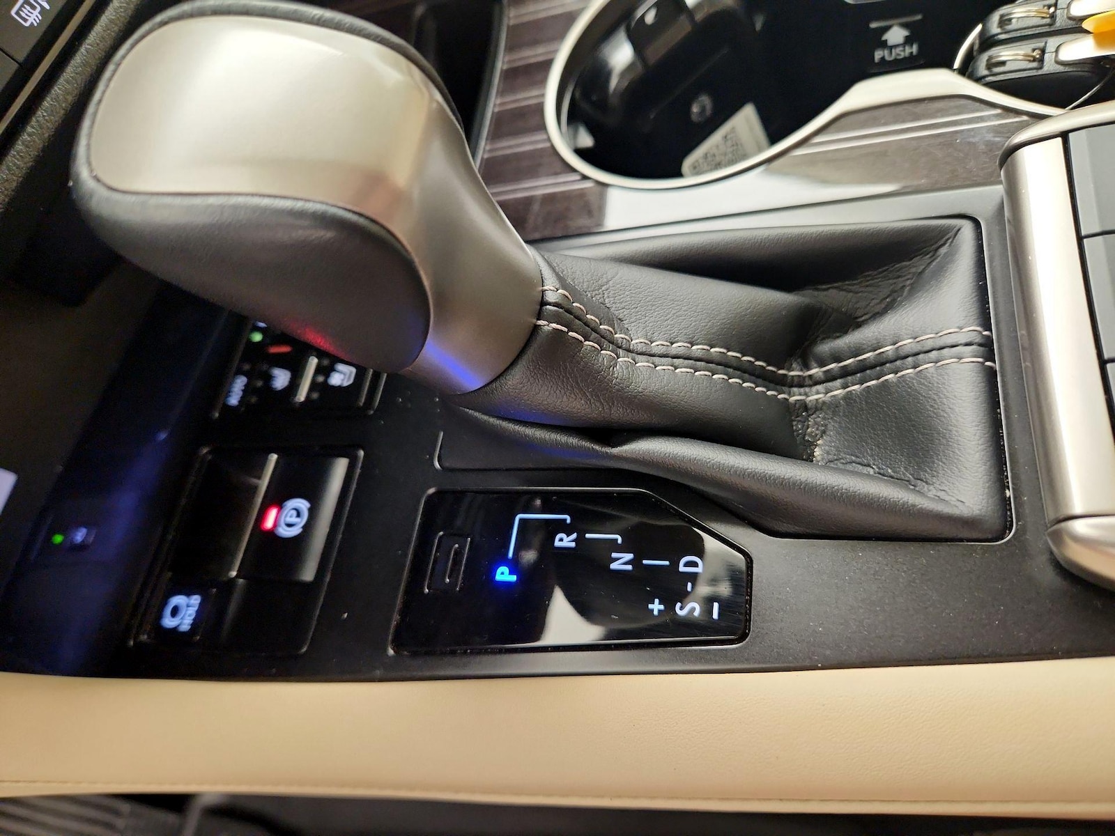 2022 Lexus RX Hybrid 450h - Photo 19