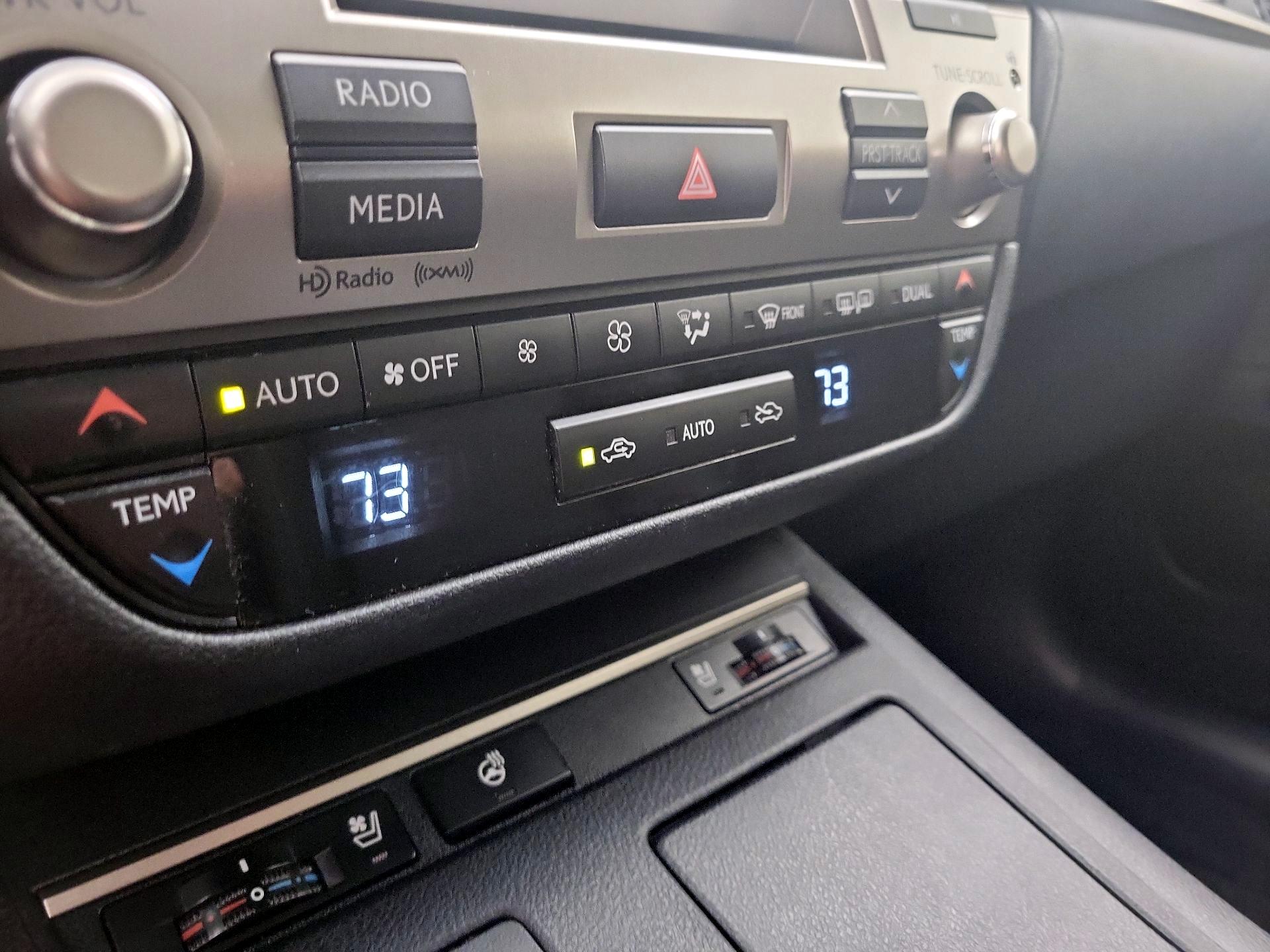 Thumbnail: 2014 Lexus ES - 16