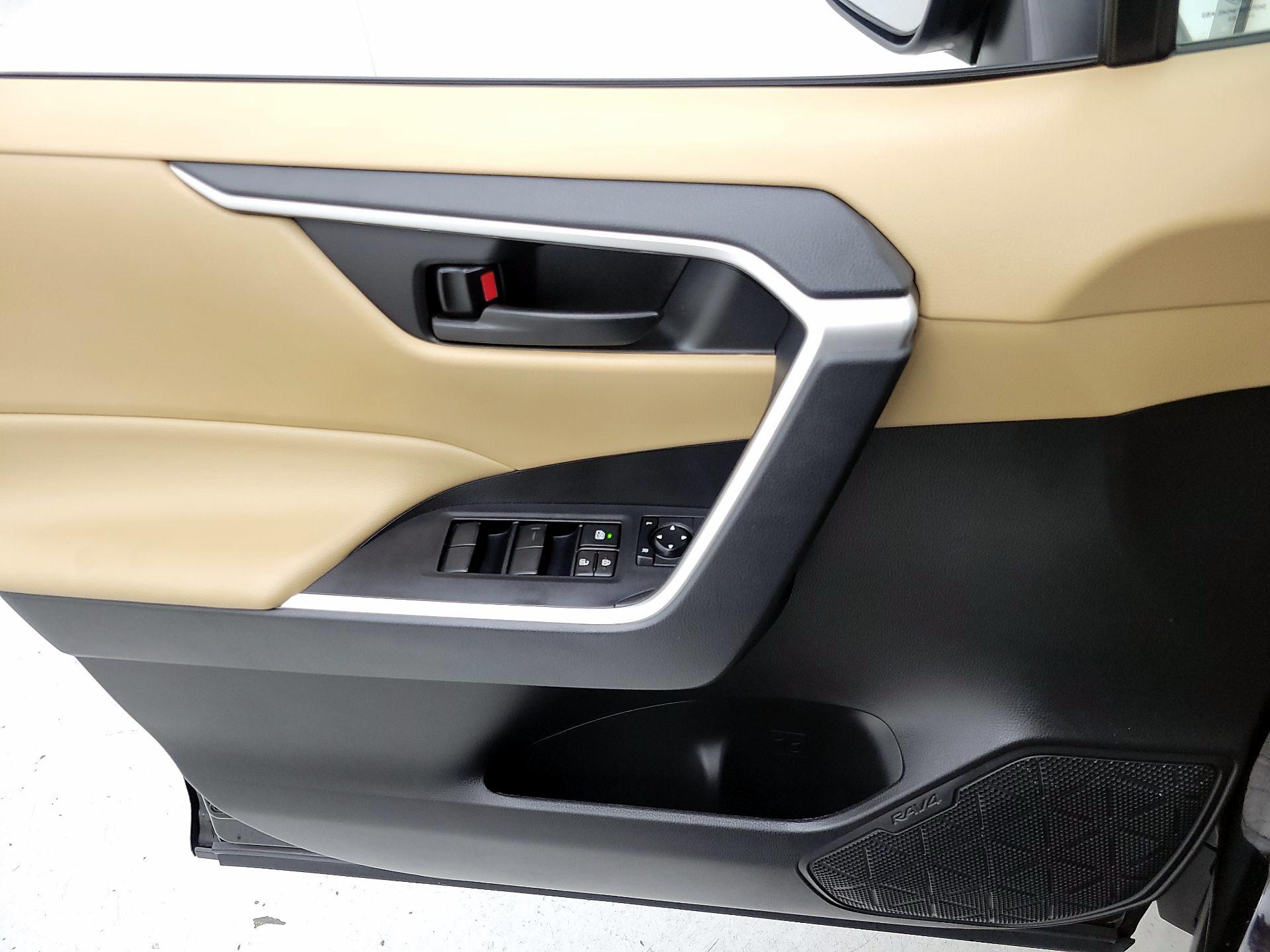 Thumbnail: 2022 Toyota RAV4 - 12