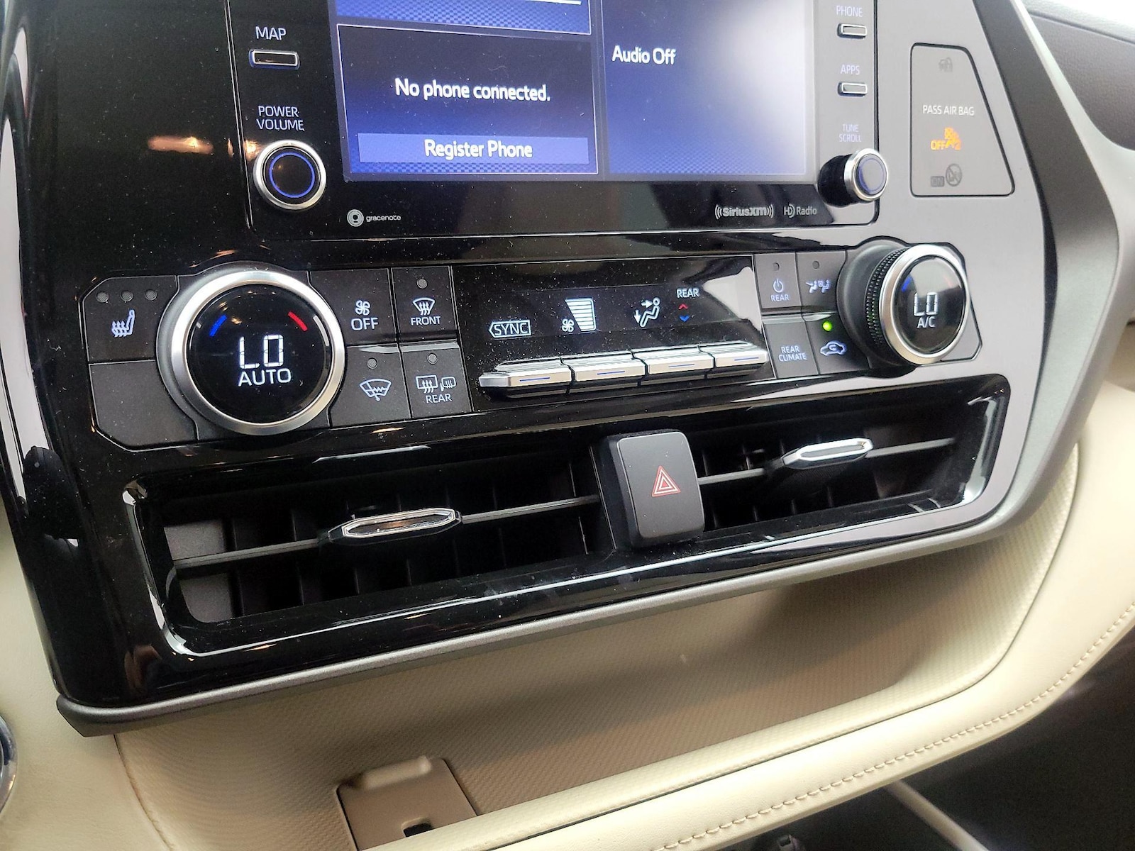 2022 Toyota Highlander XLE - Photo 17