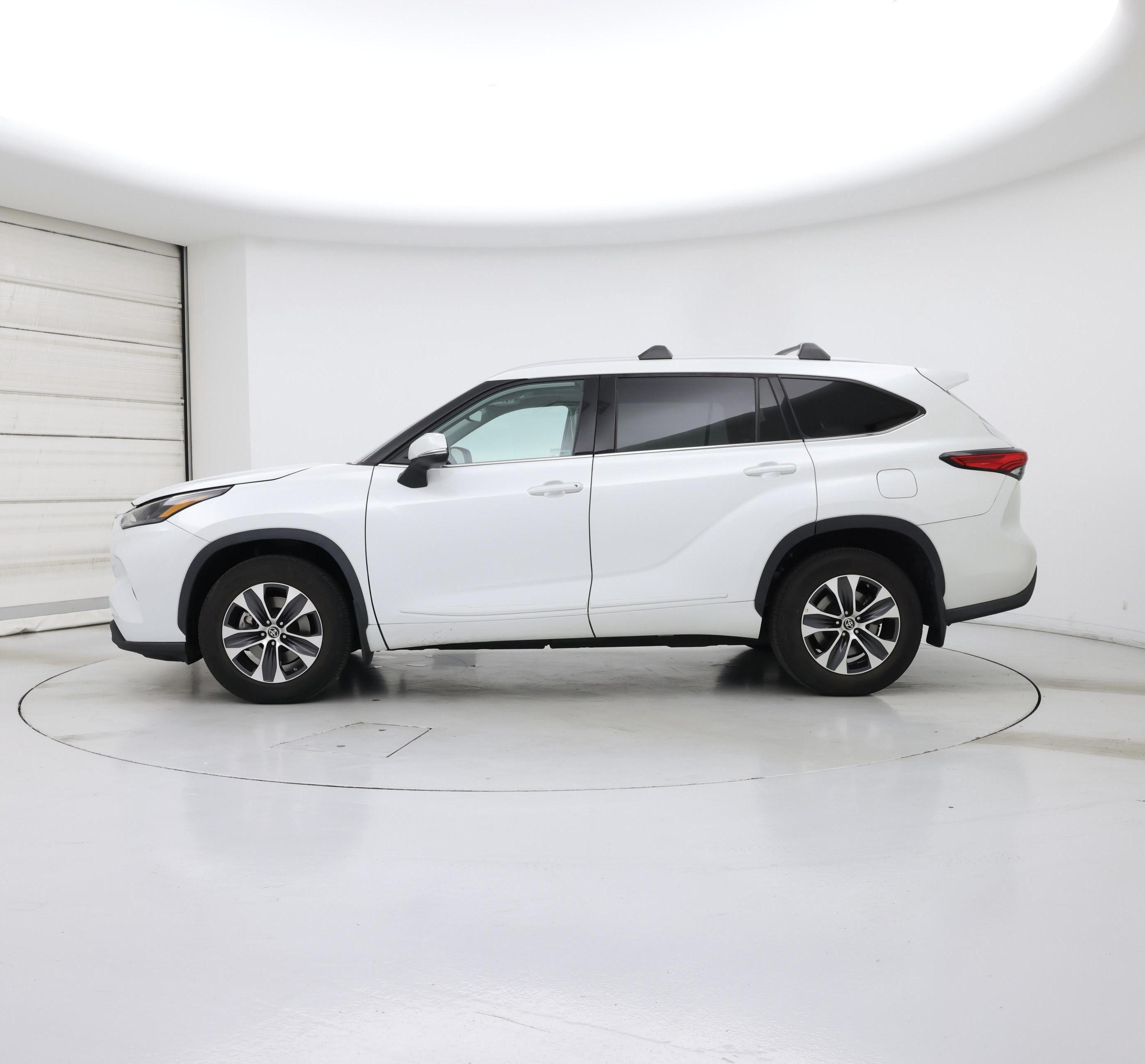 Thumbnail: 2022 Toyota Highlander - 3