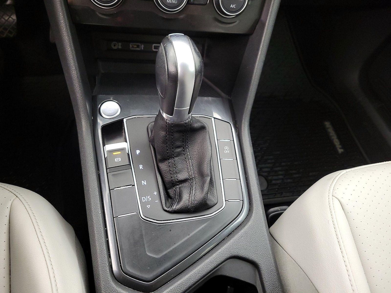 2018 Volkswagen Tiguan SE - Photo 18