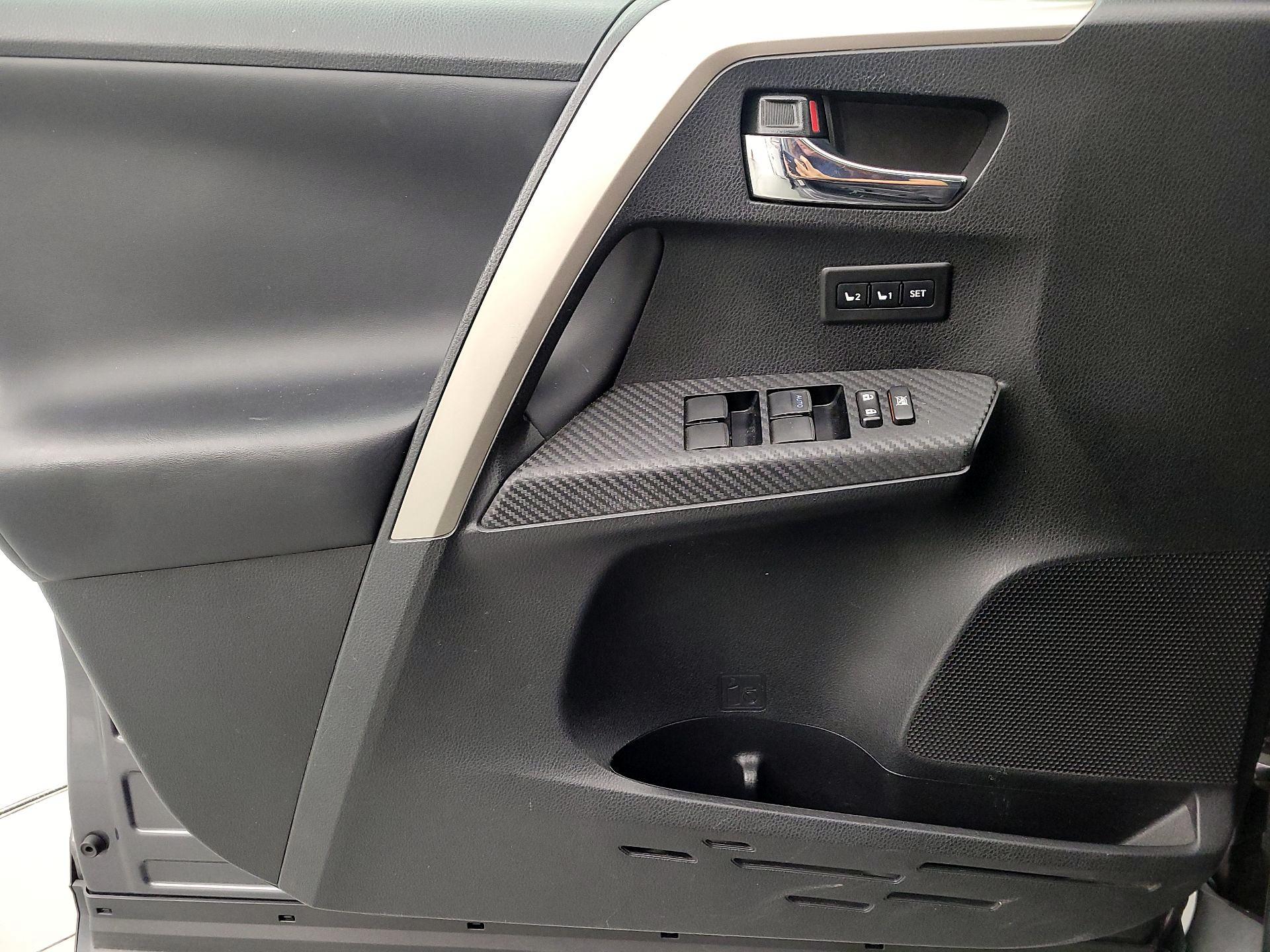 Thumbnail: 2015 Toyota RAV4 - 12