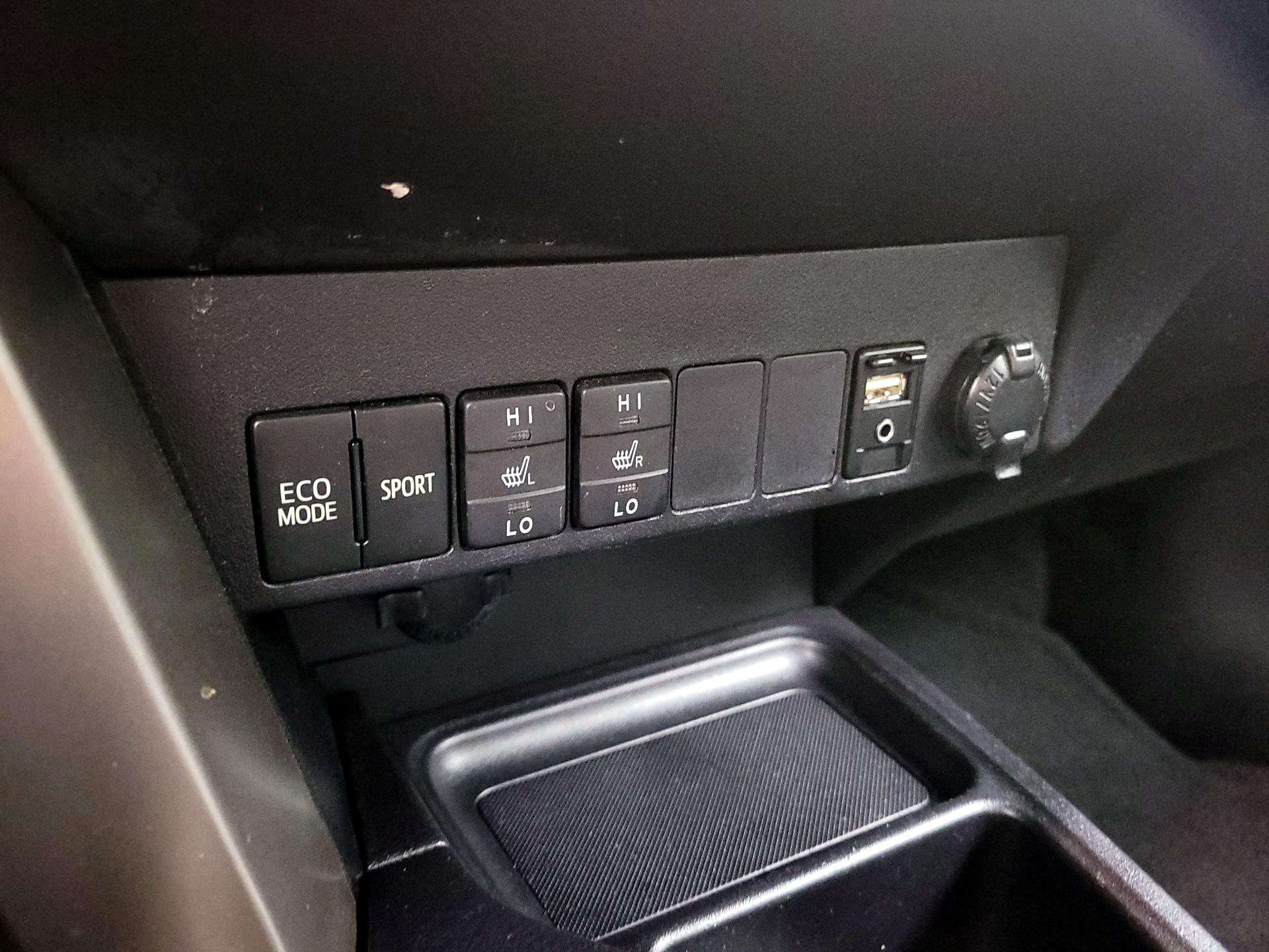 Thumbnail: 2015 Toyota RAV4 - 19