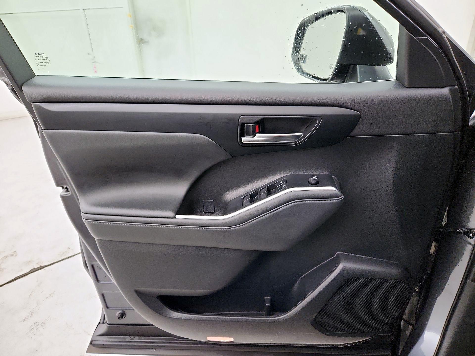 Thumbnail: 2021 Toyota Highlander - 12