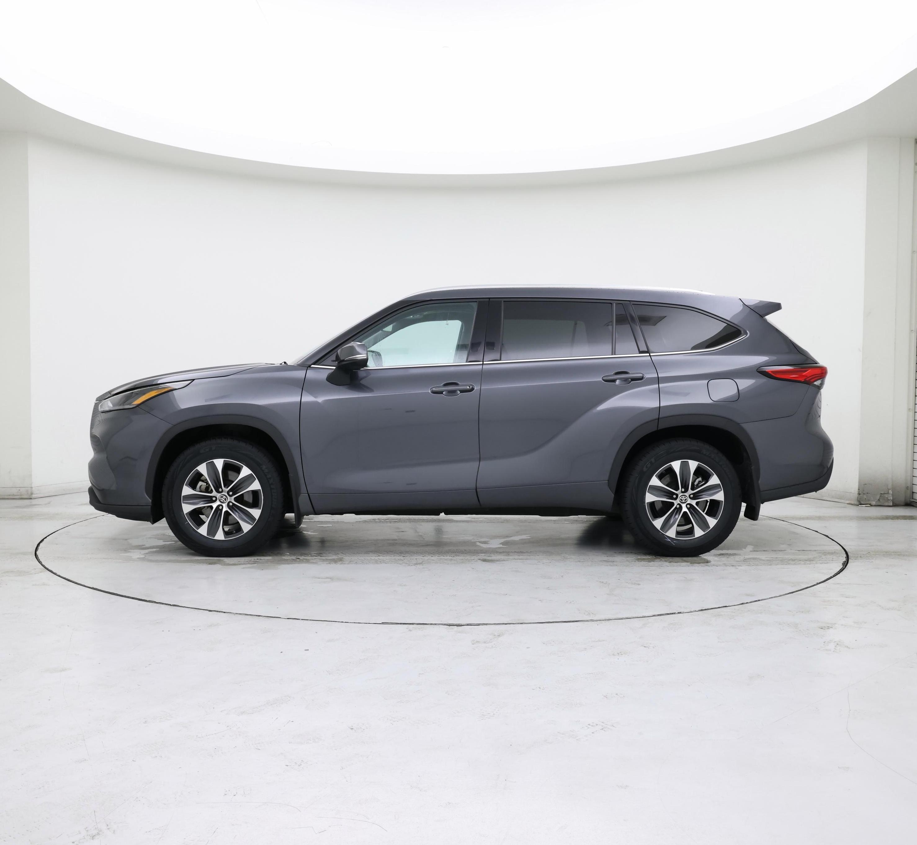 Thumbnail: 2021 Toyota Highlander - 3