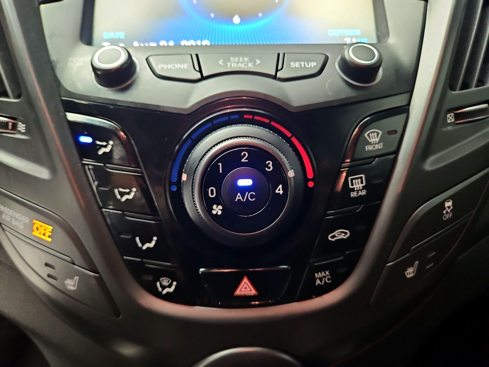 Thumbnail: 2016 Hyundai Veloster - 16
