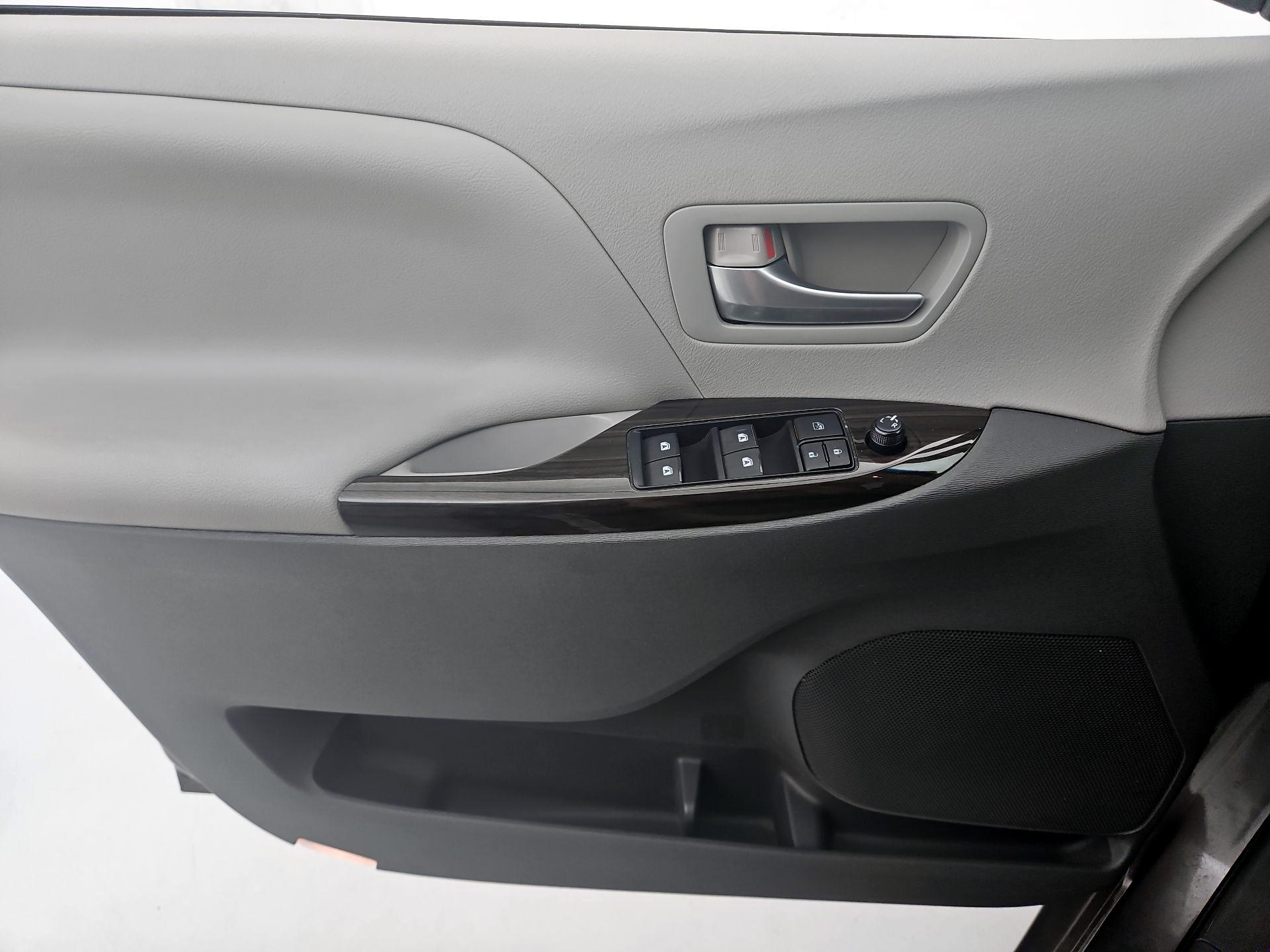 Thumbnail: 2015 Toyota Sienna - 12