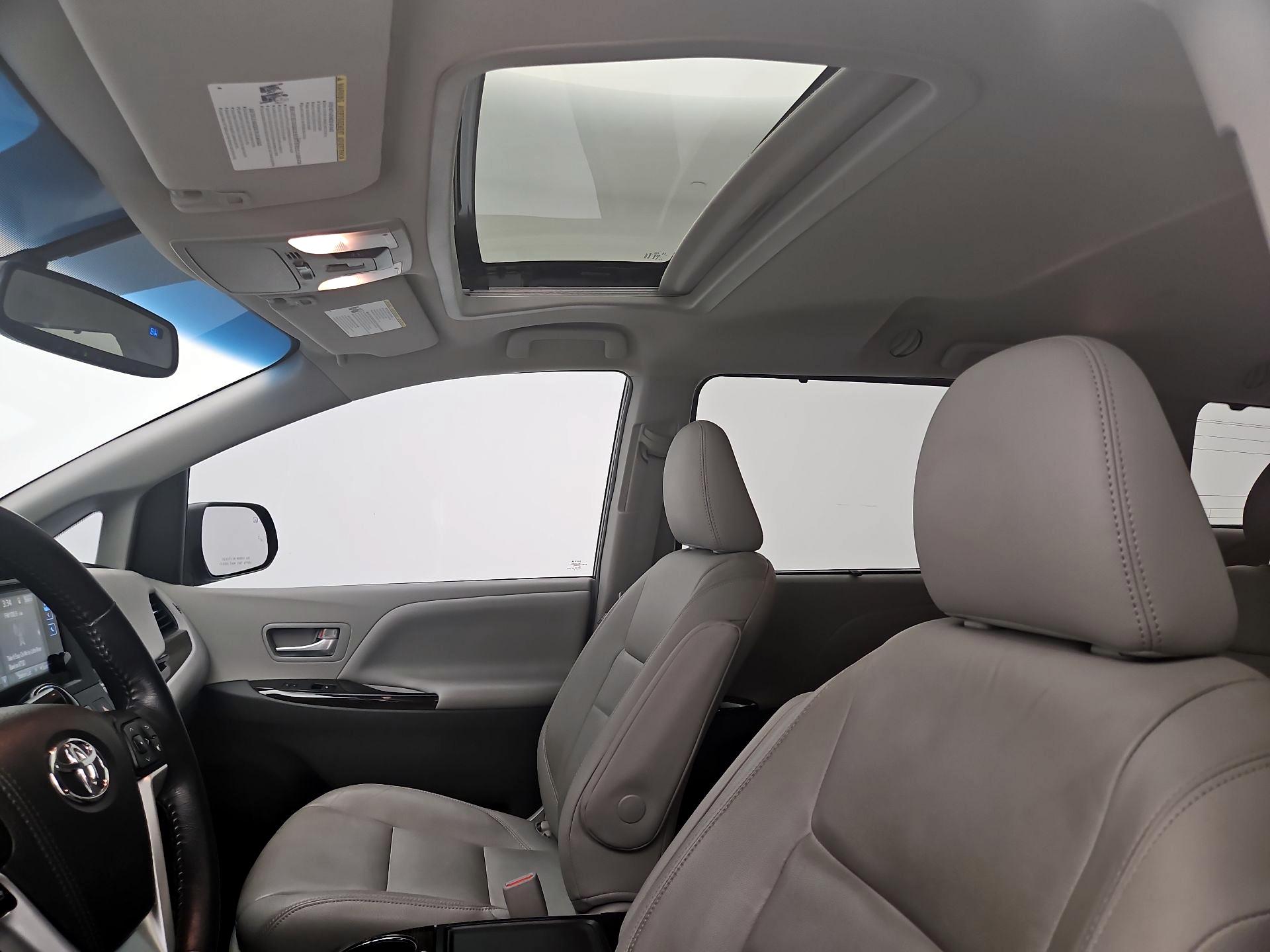 Thumbnail: 2015 Toyota Sienna - 20